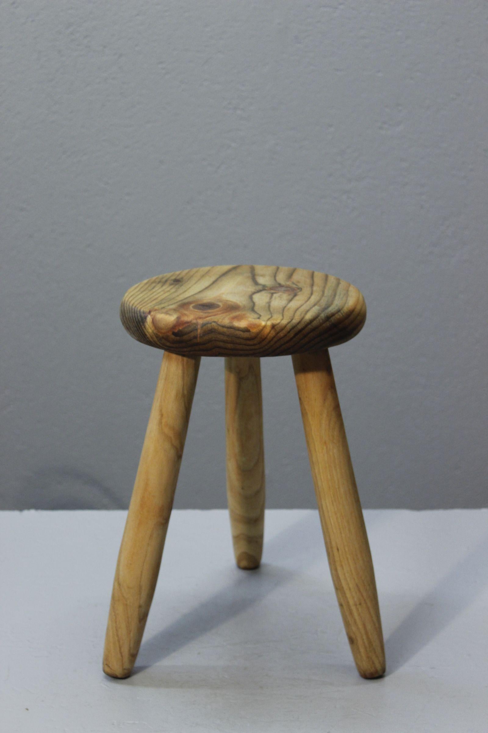Turned Brutalist tripod farmstool in pine, France 1950s For Sale