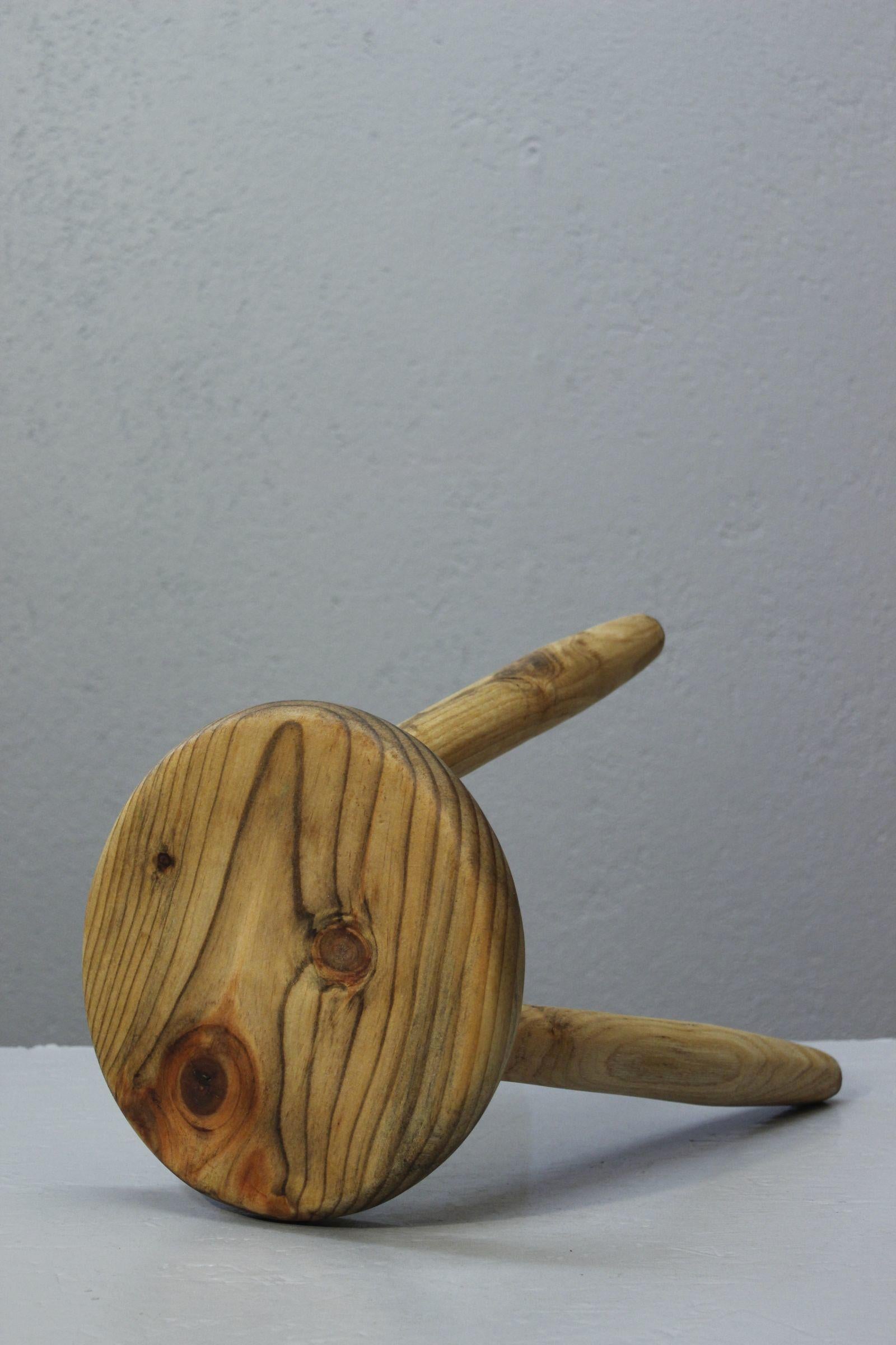 Brutalist tripod farmstool in pine, France 1950s In Good Condition For Sale In STRASBOURG, FR