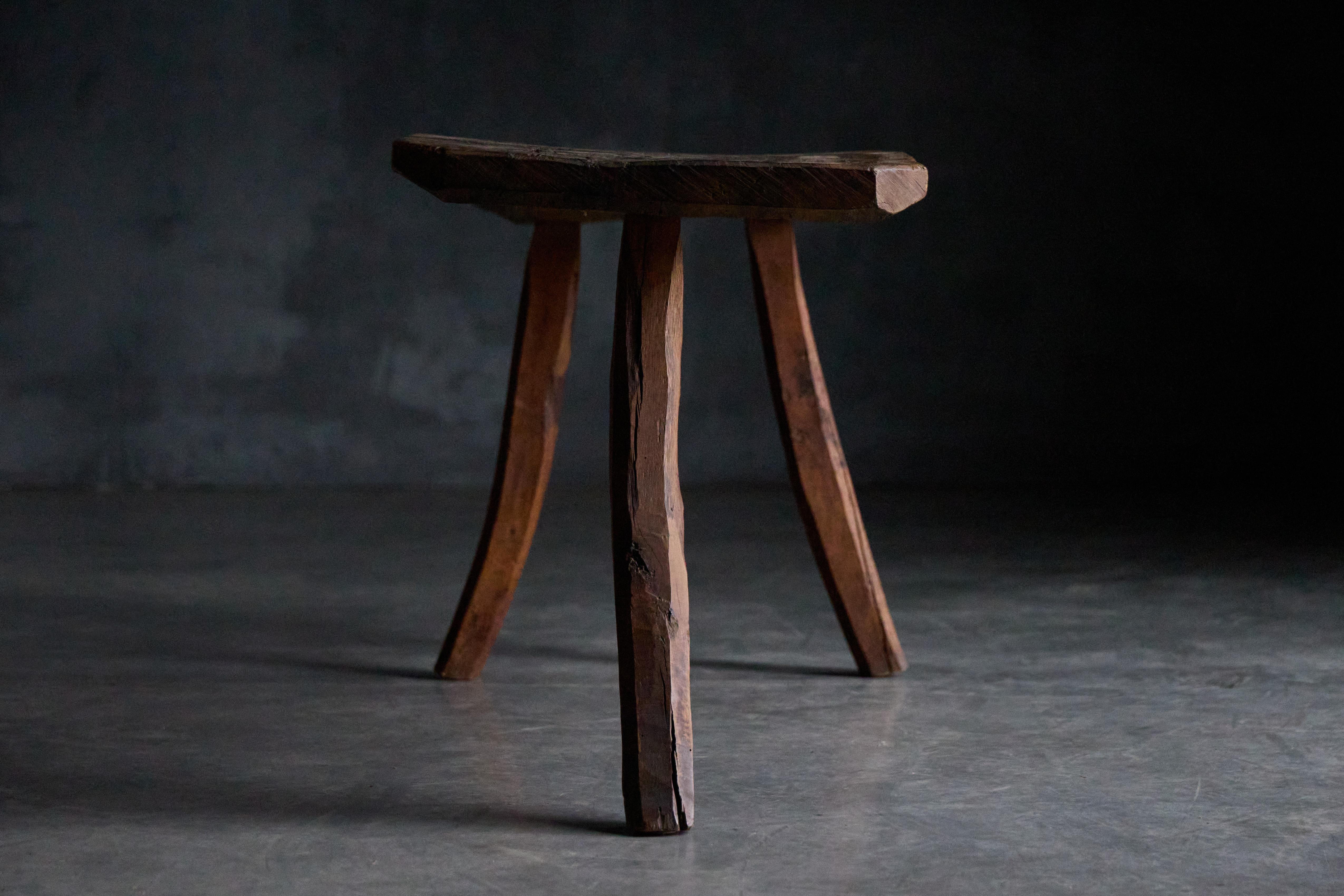 Table d'appoint brutaliste à trois pieds, France, 19ème siècle en vente 3