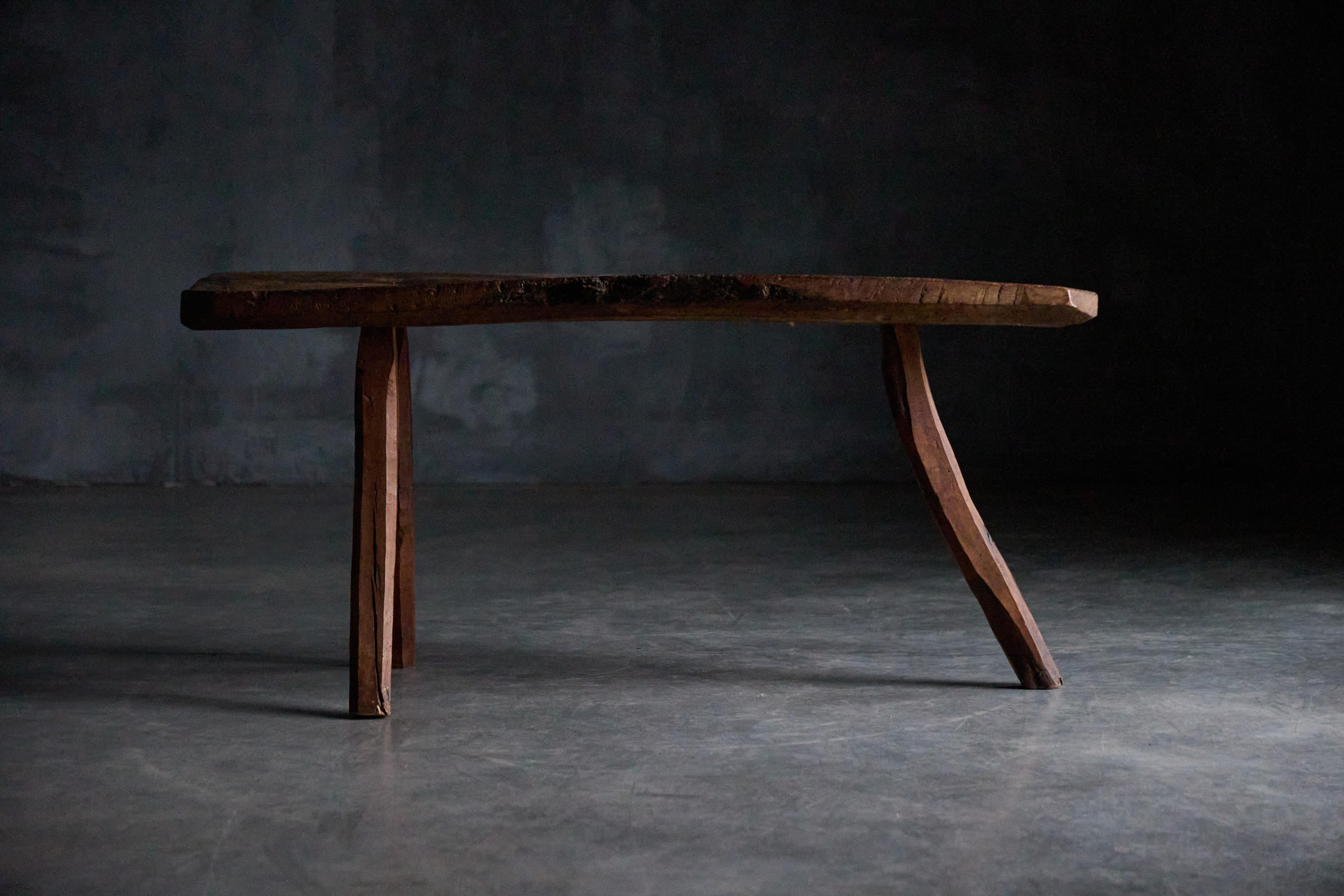 Table d'appoint brutaliste à trois pieds, France, 19ème siècle en vente 4