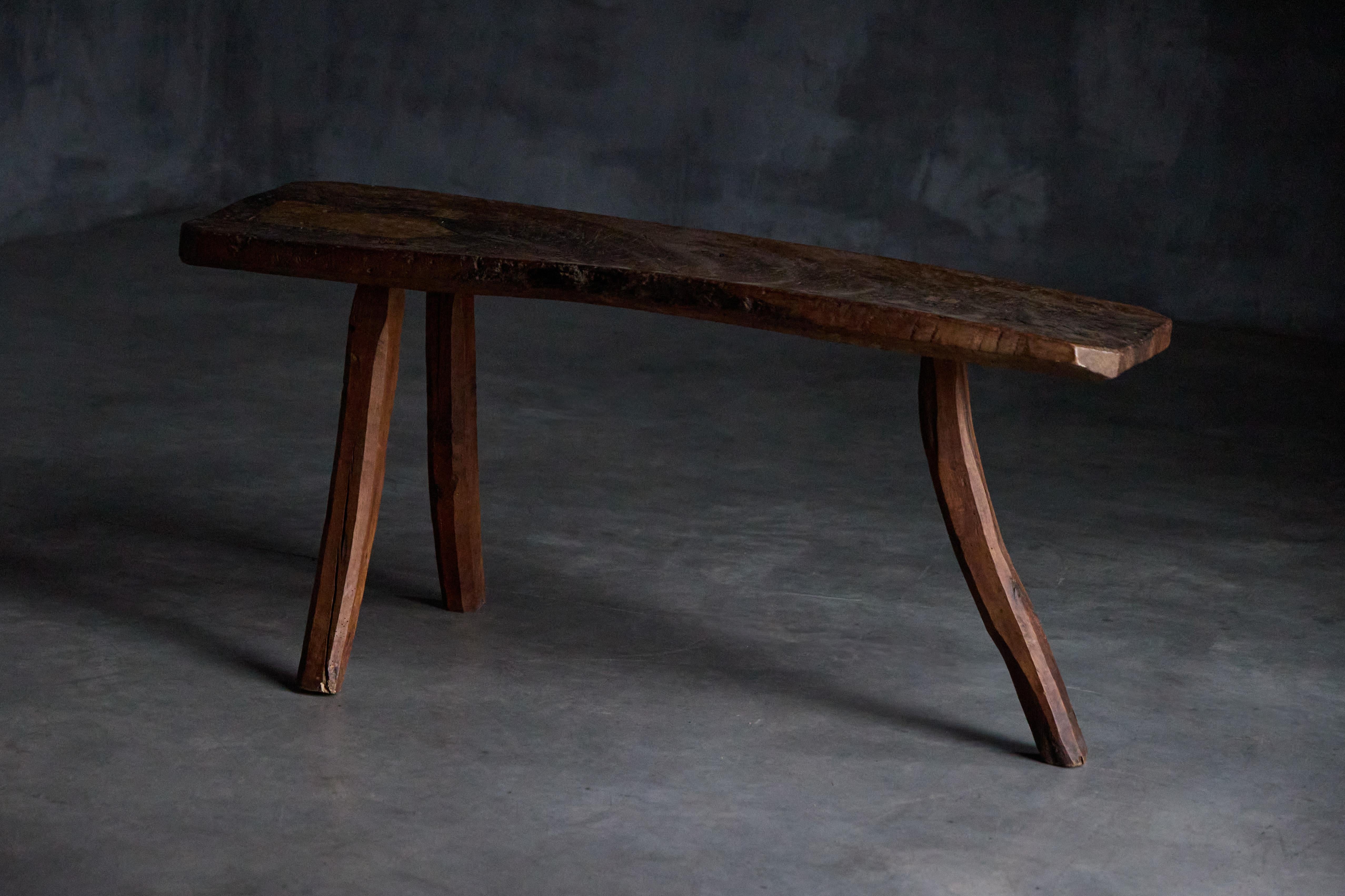 Table d'appoint brutaliste à trois pieds, France, 19ème siècle en vente 5