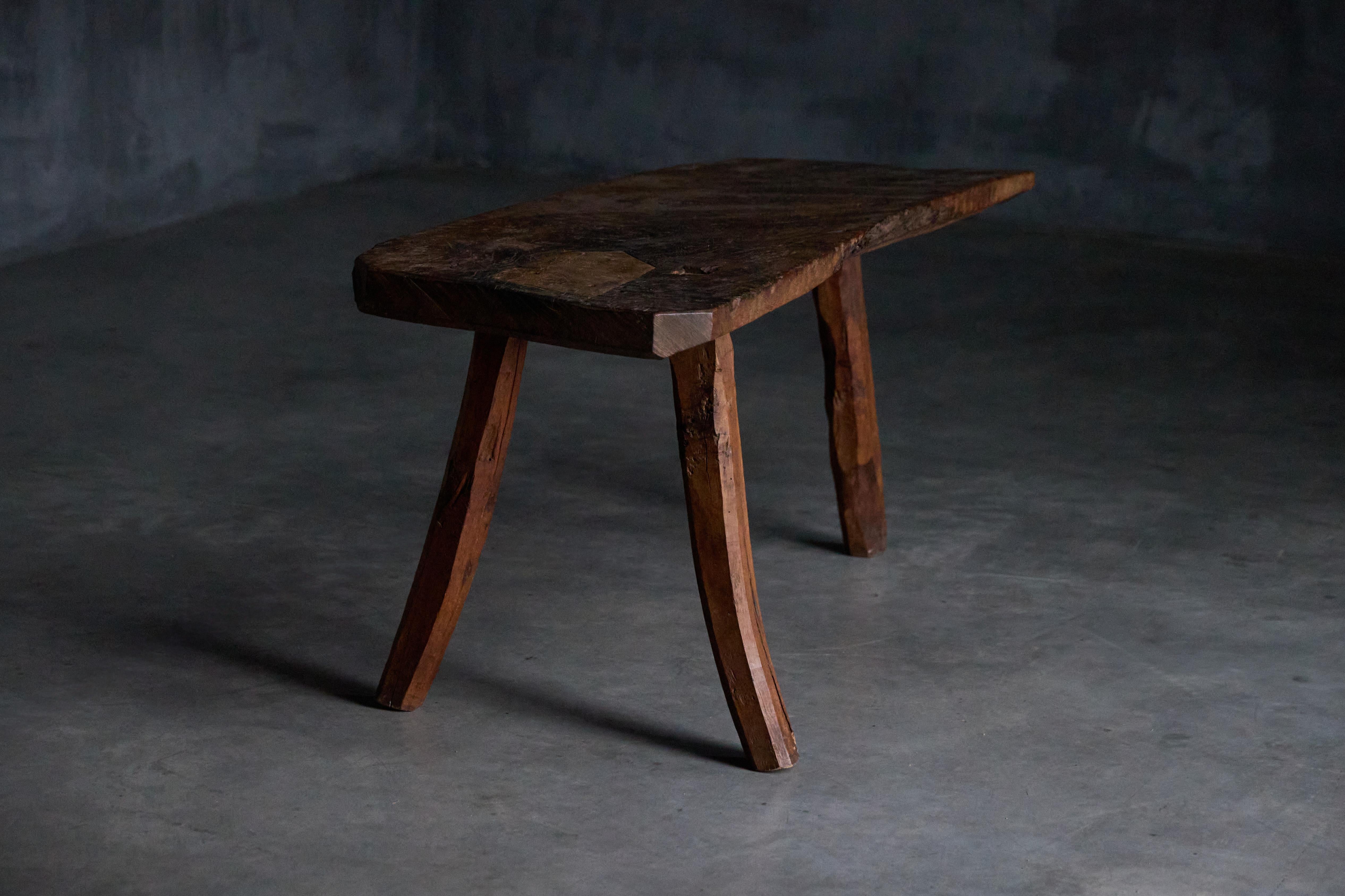 Table d'appoint brutaliste à trois pieds, France, 19ème siècle en vente 7