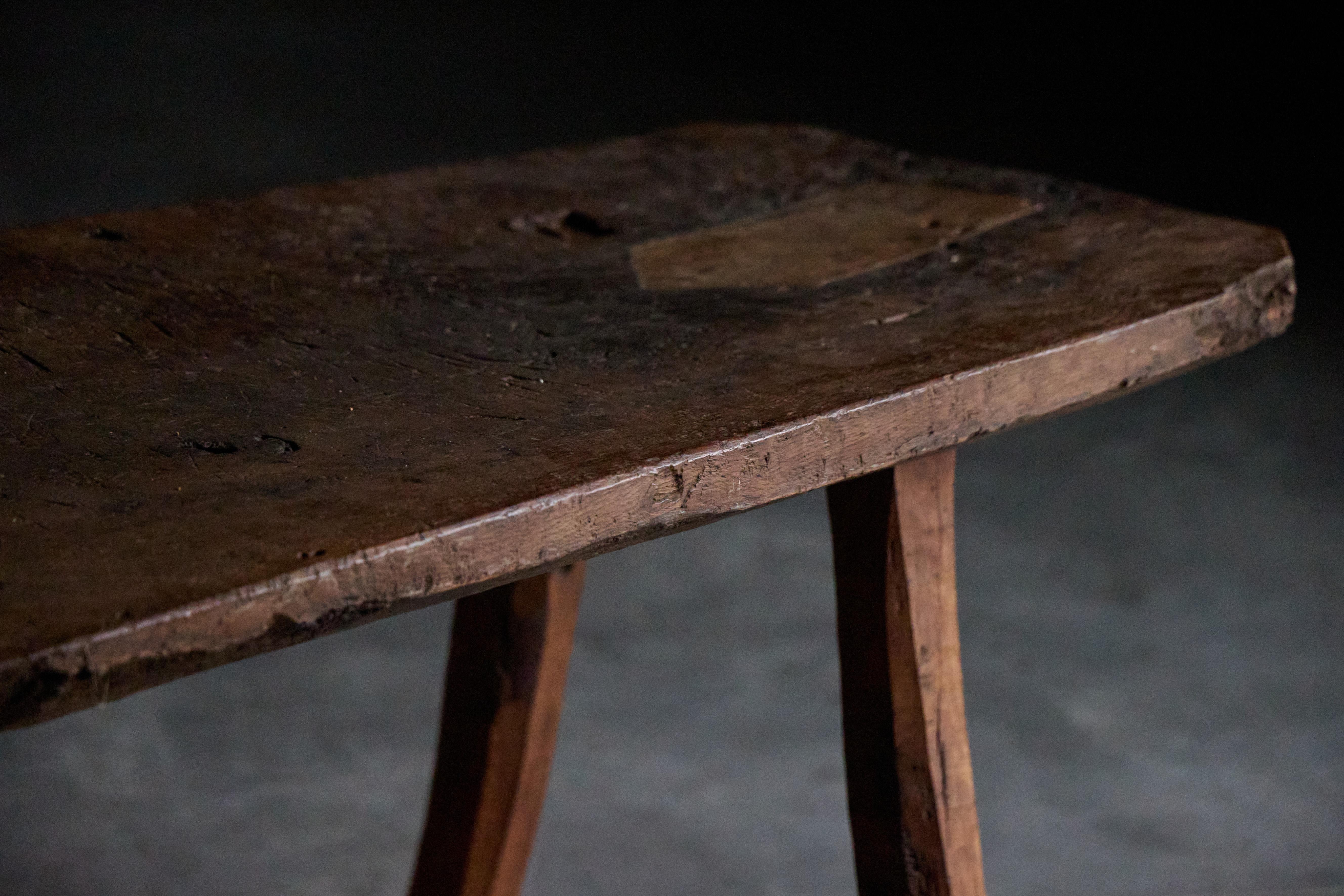 Brutalisme Table d'appoint brutaliste à trois pieds, France, 19ème siècle en vente