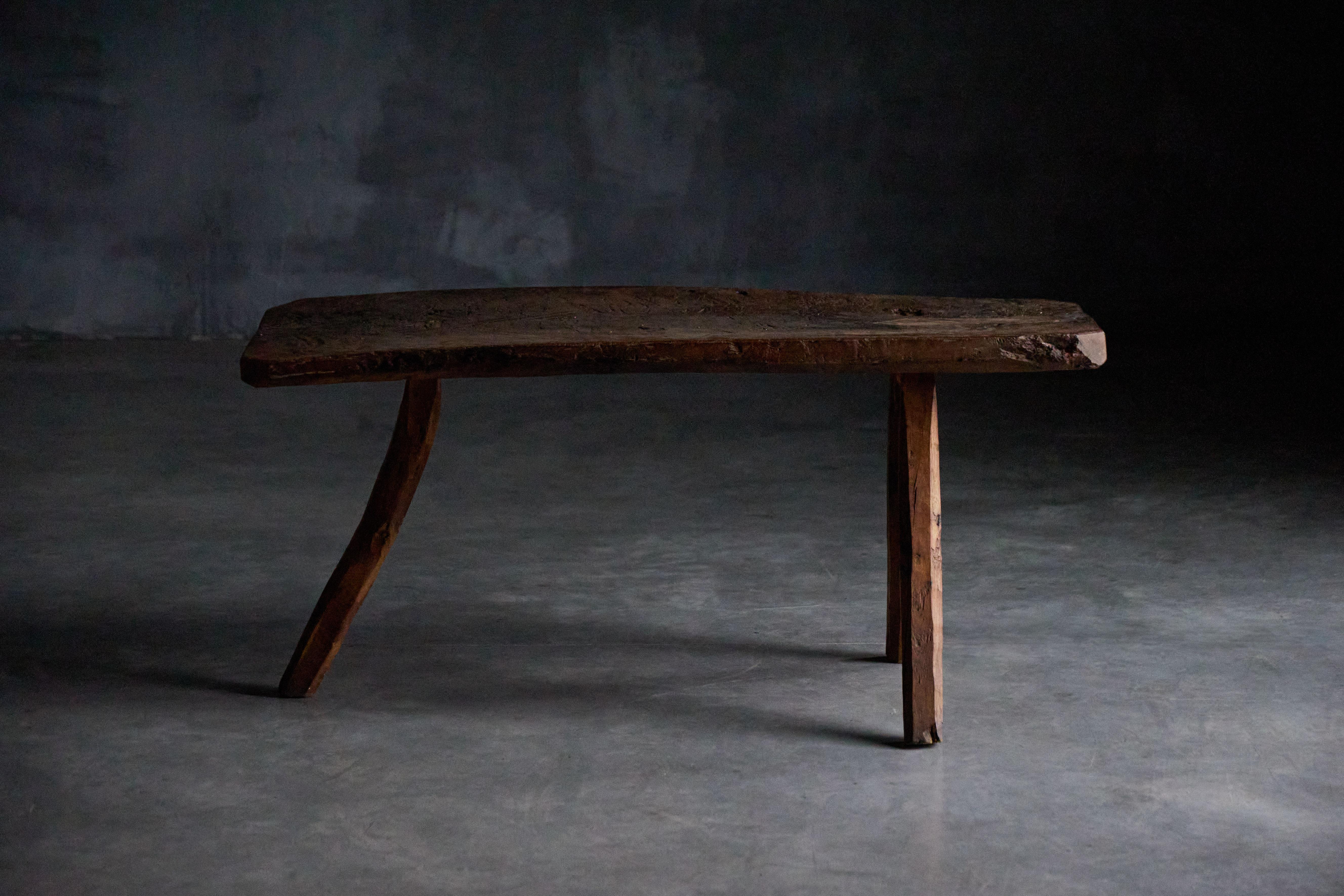 Table d'appoint brutaliste à trois pieds, France, 19ème siècle Excellent état - En vente à Antwerp, BE