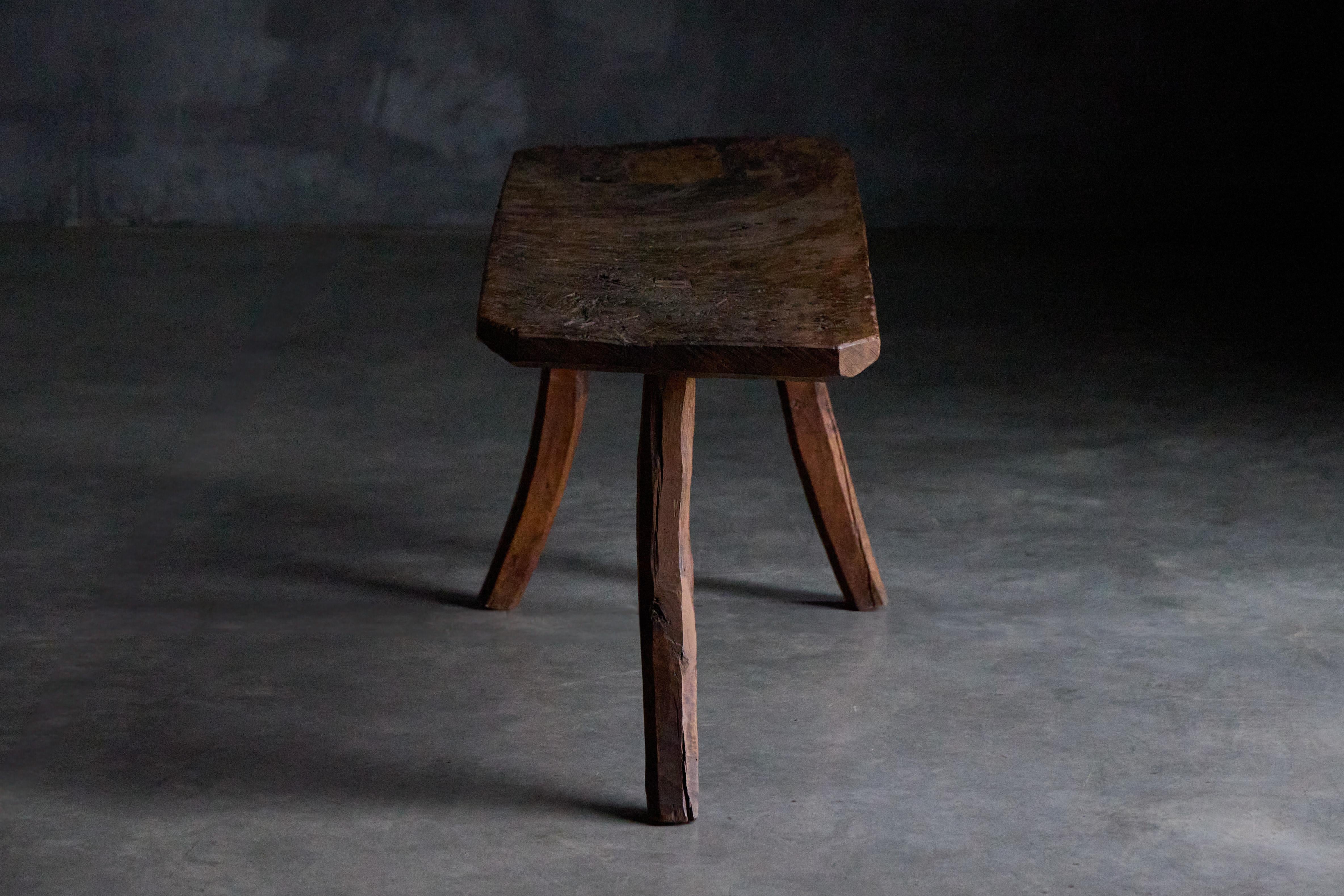 XIXe siècle Table d'appoint brutaliste à trois pieds, France, 19ème siècle en vente