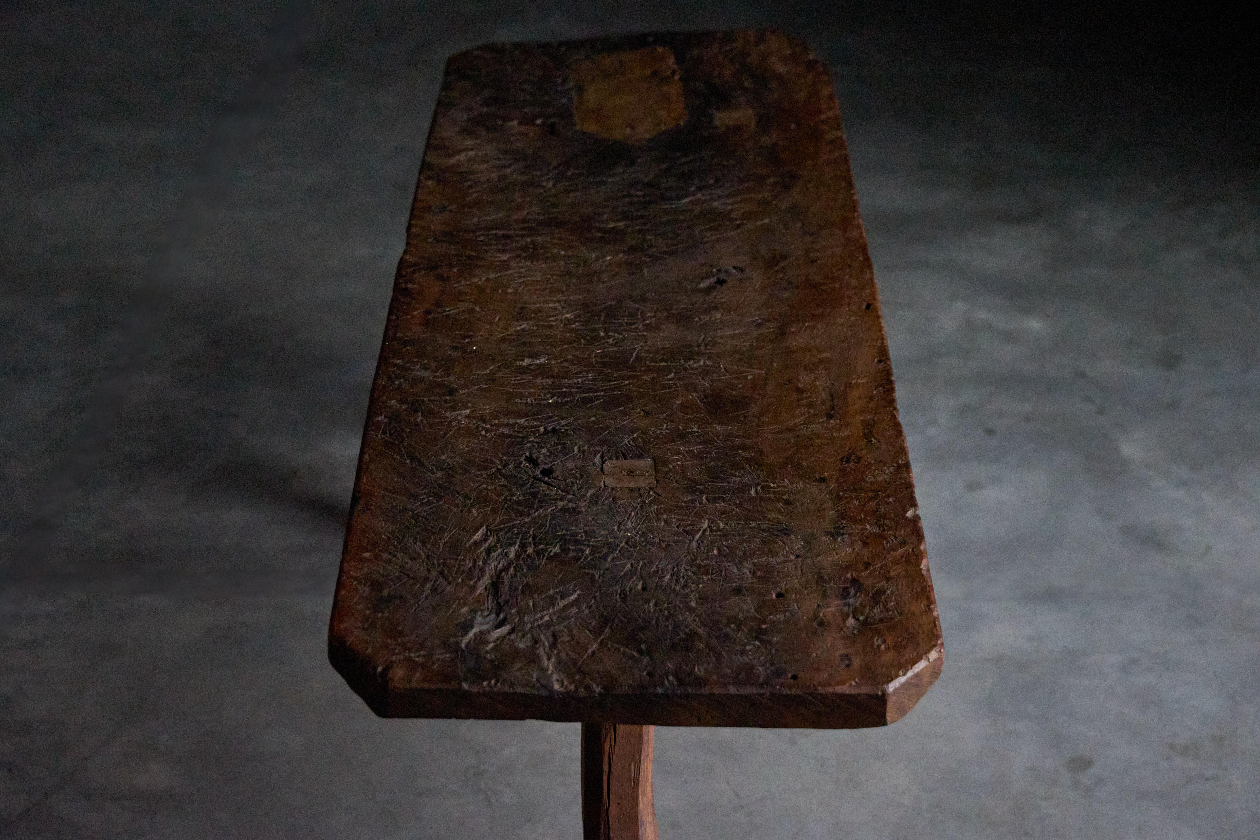 Bois Table d'appoint brutaliste à trois pieds, France, 19ème siècle en vente