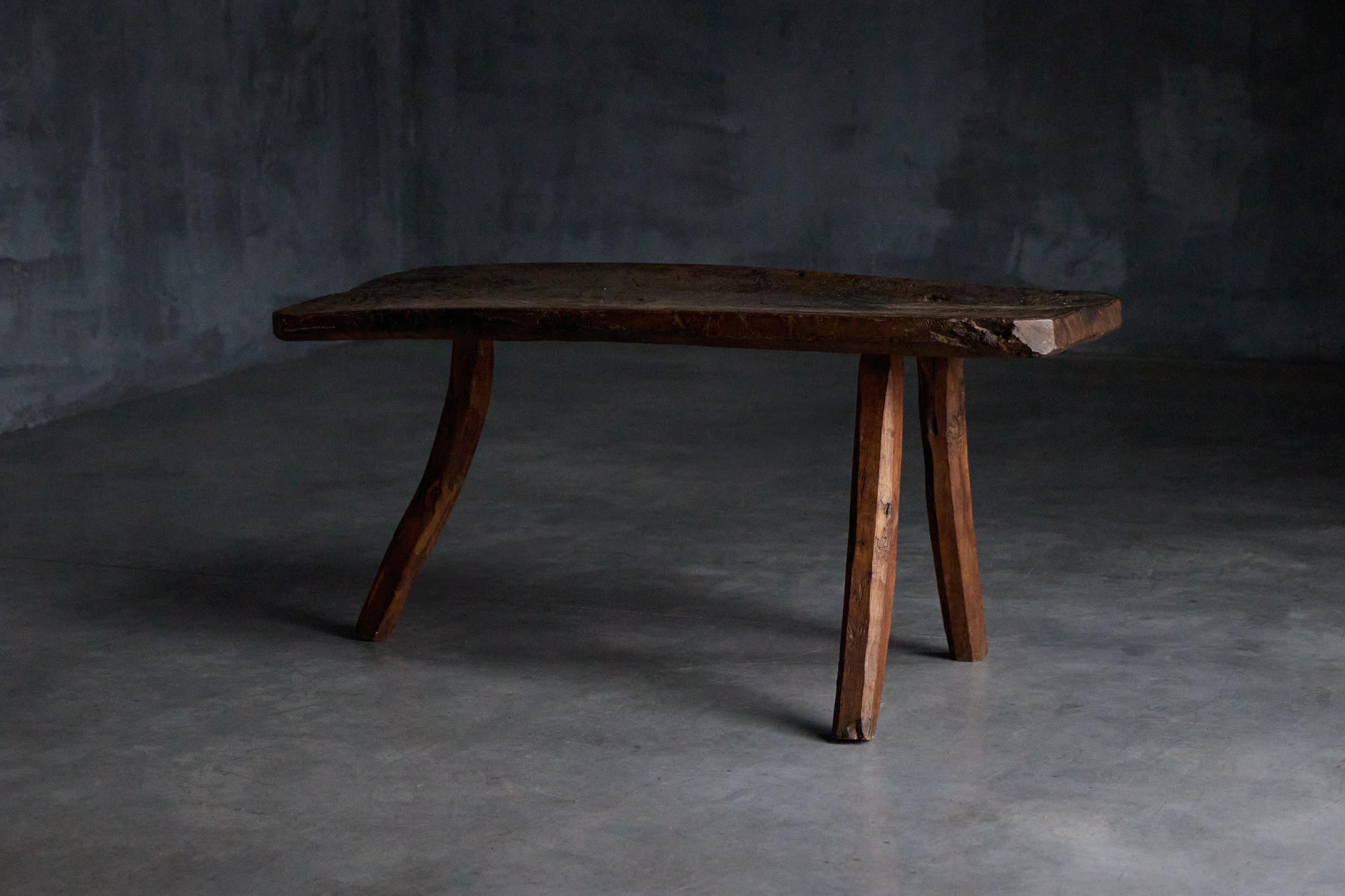 Table d'appoint brutaliste à trois pieds, France, 19ème siècle en vente 1