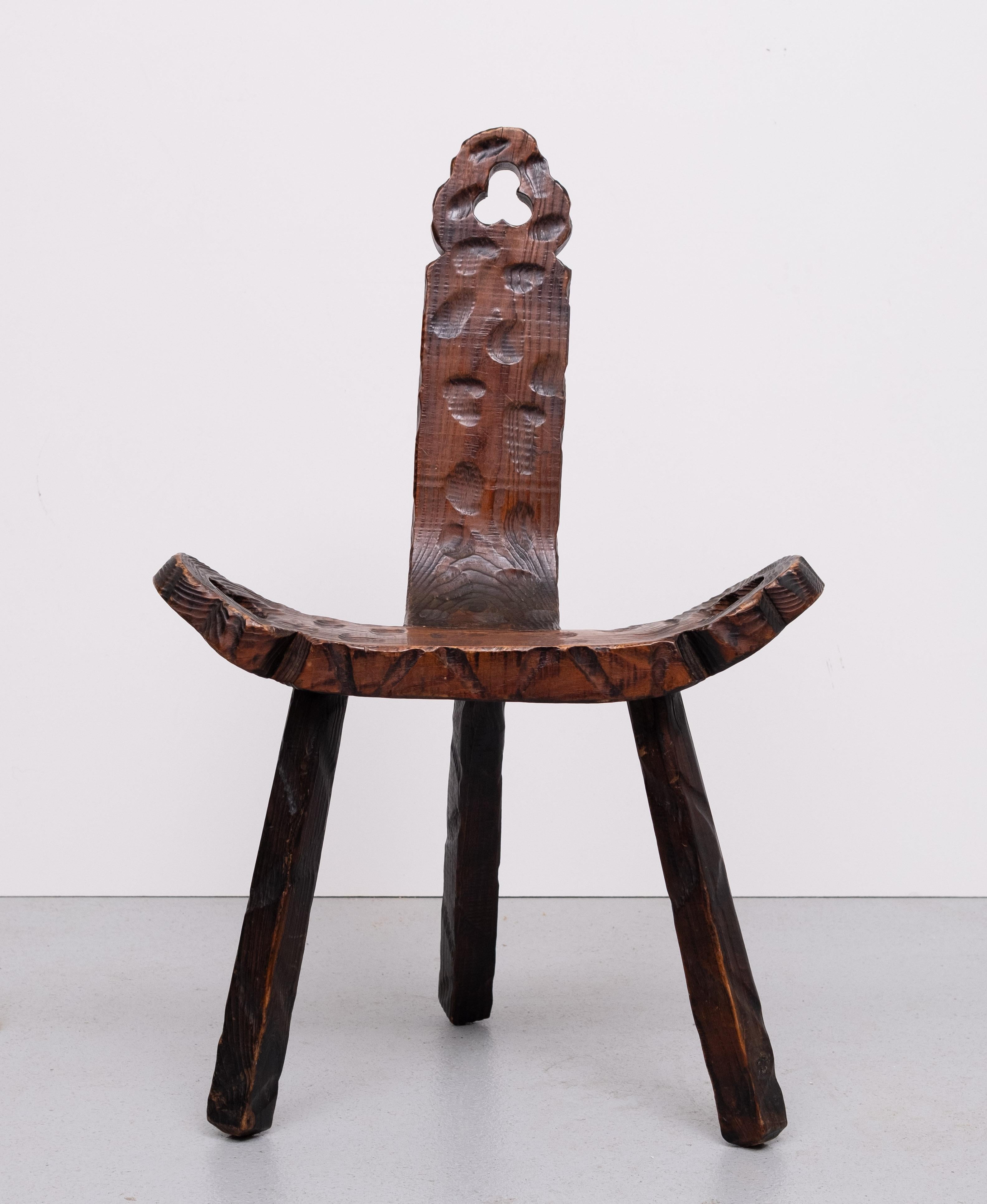 Très beau tabouret tripode brutaliste espagnol . 1950s sculpté à la main .
belle couleur chaude 
