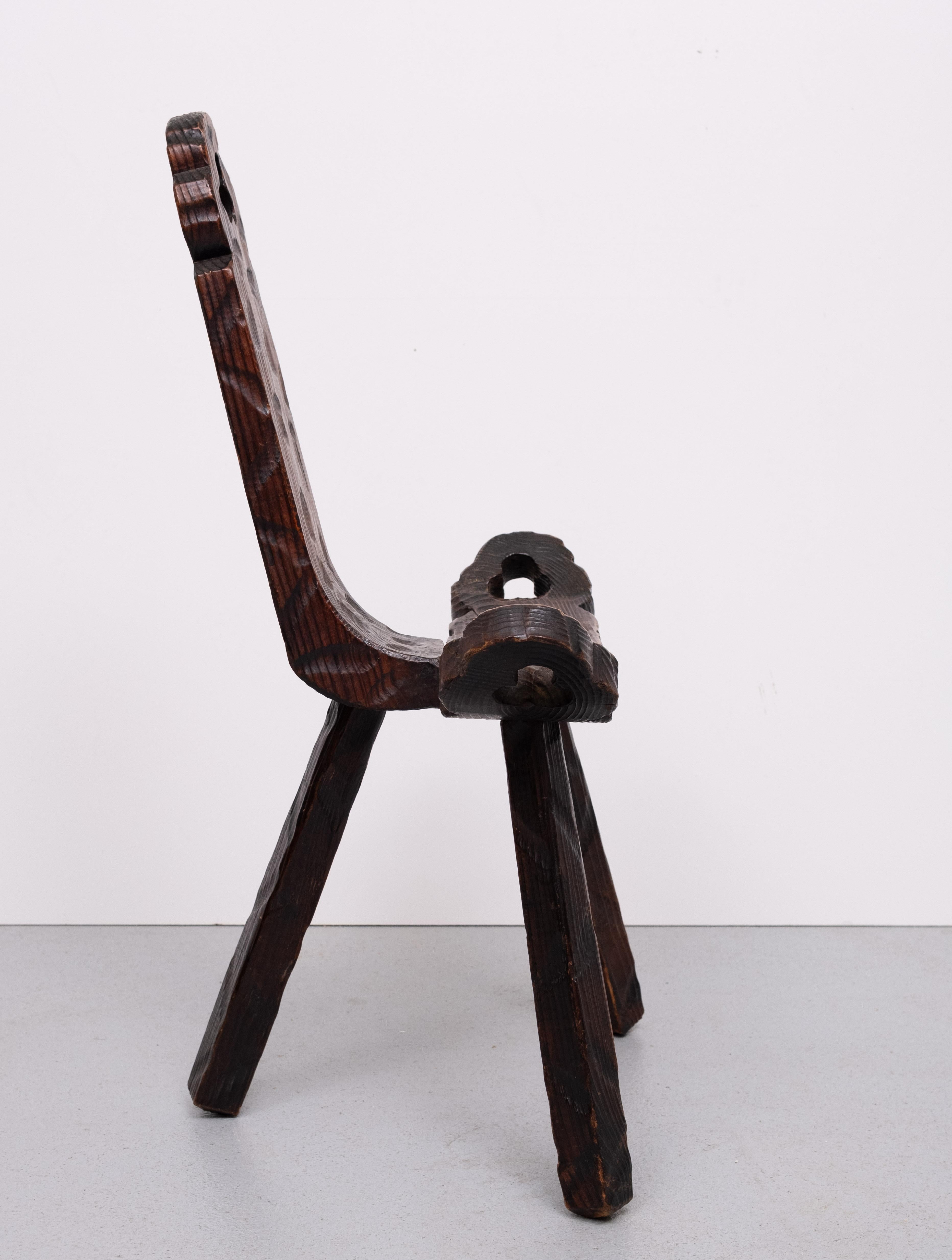 Milieu du XXe siècle Trépied brutaliste espagnol  tabouret 1950 en vente