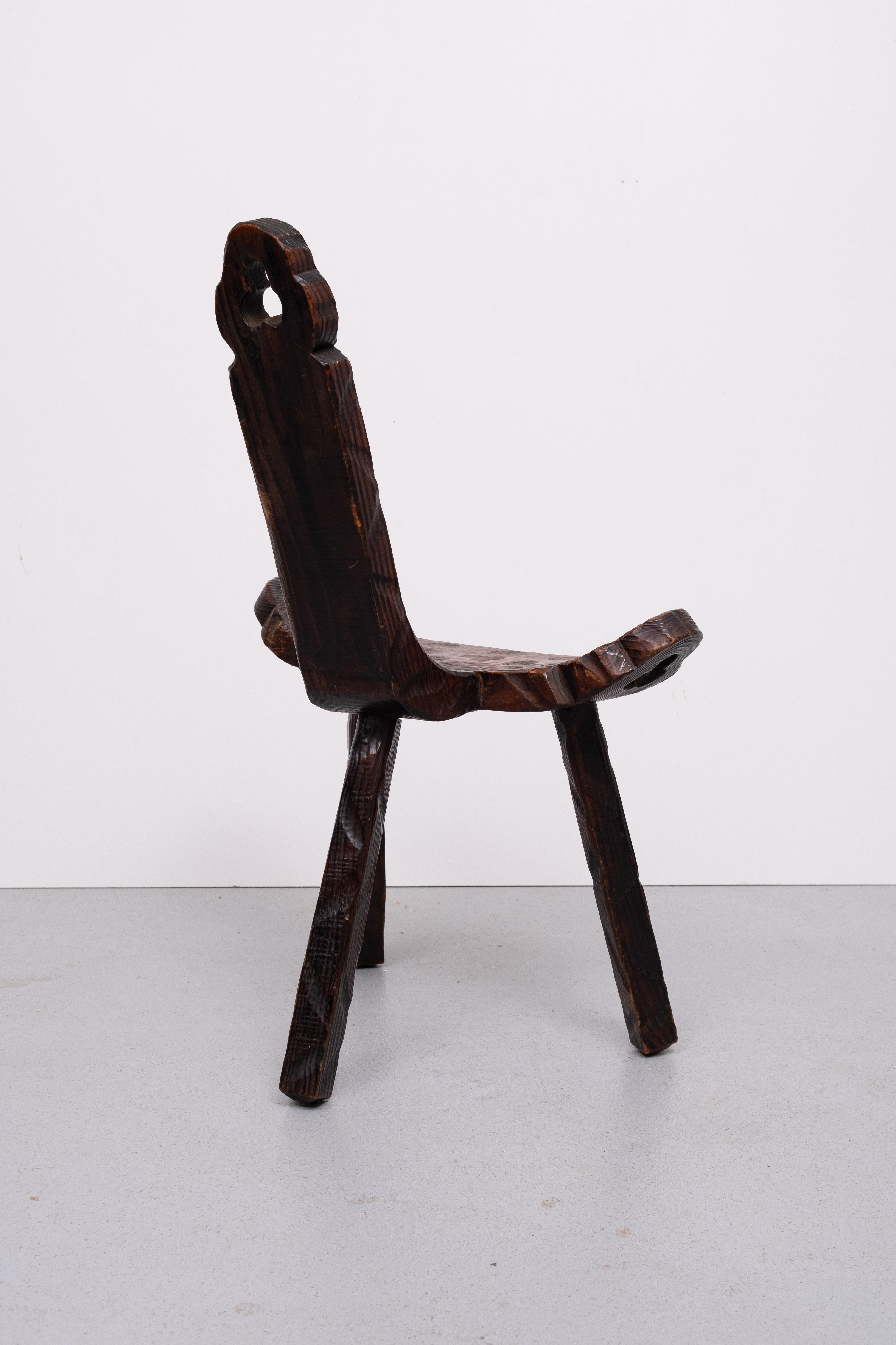 Bois Trépied brutaliste espagnol  tabouret 1950 en vente