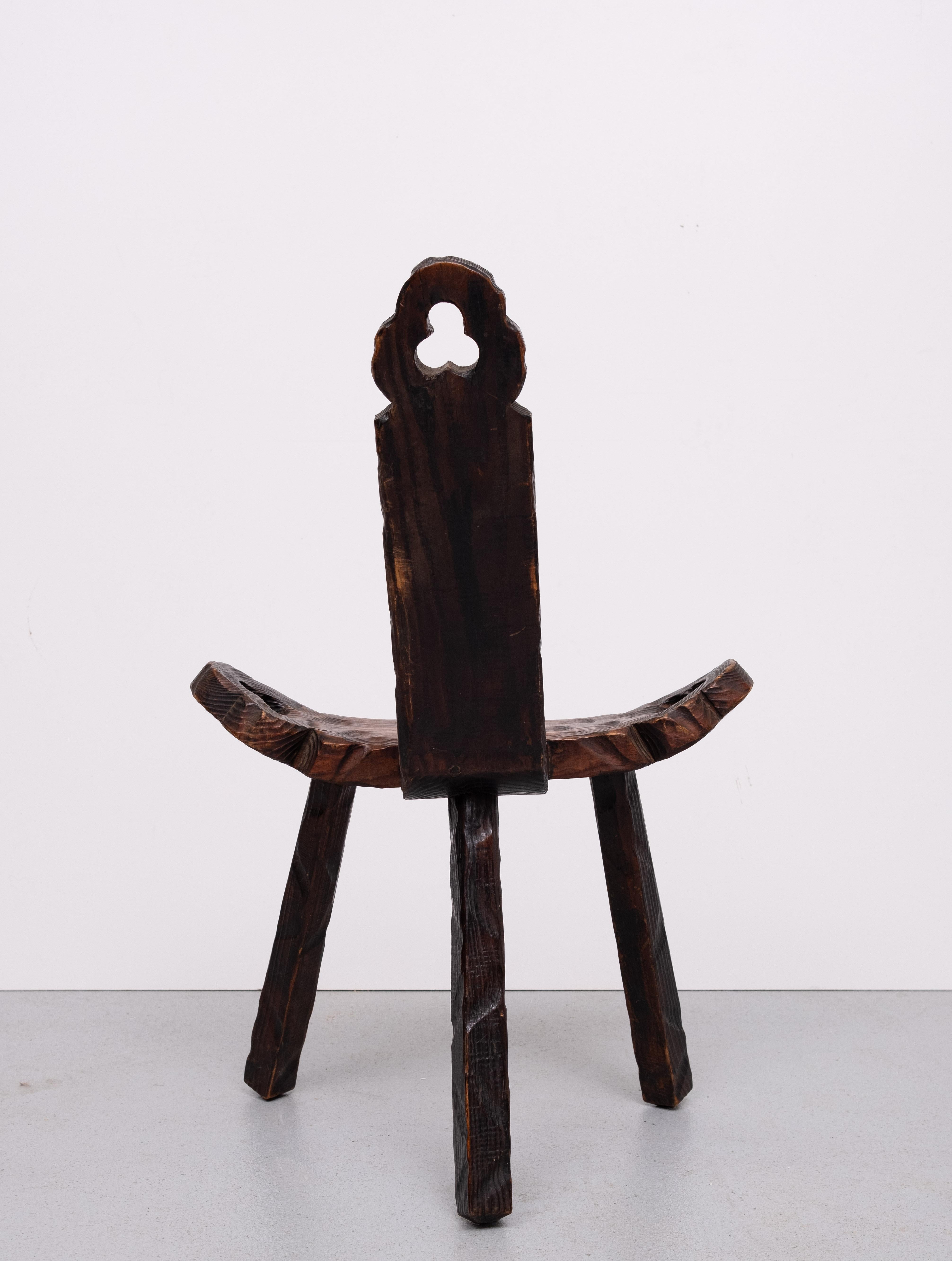 Trépied brutaliste espagnol  tabouret 1950 en vente 2