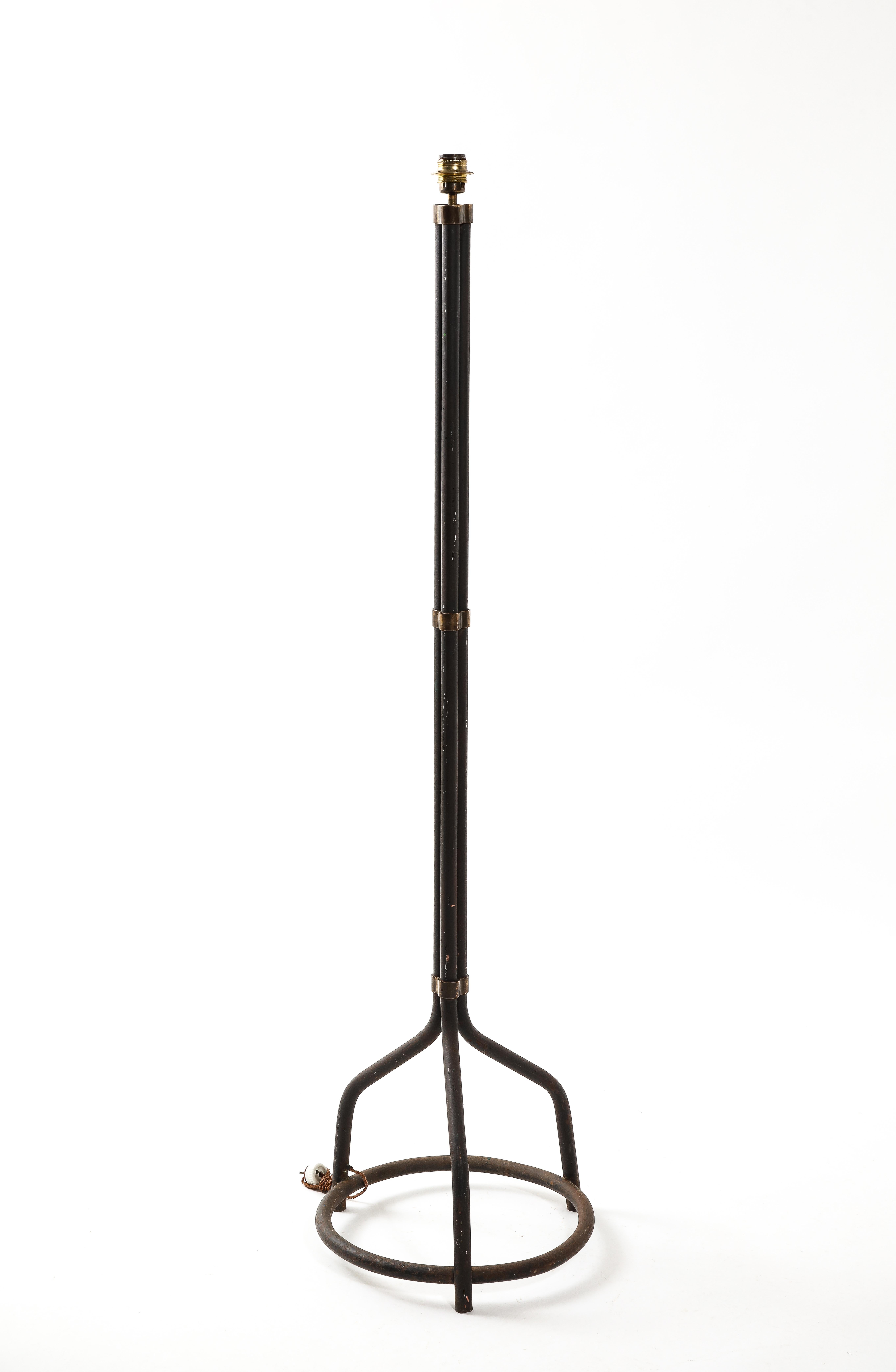 Brutalist Tripod Steel Tube Floor Lamp with Brass Details - France 1970's In Fair Condition For Sale In New York, NY