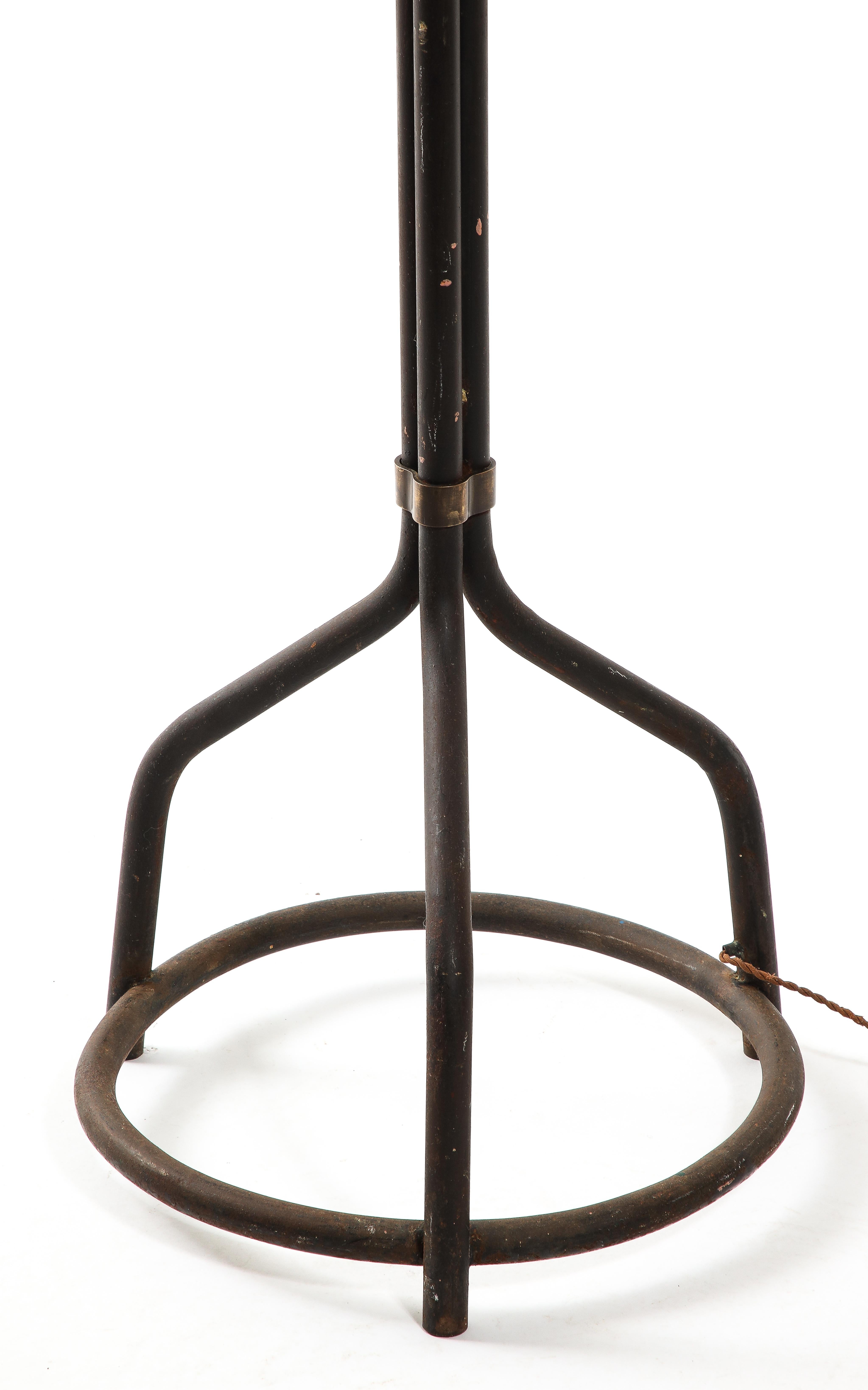 Brutalistische Dreibein-Stehlampe aus Stahlrohr mit Messingdetails – Frankreich 1970er Jahre im Angebot 2