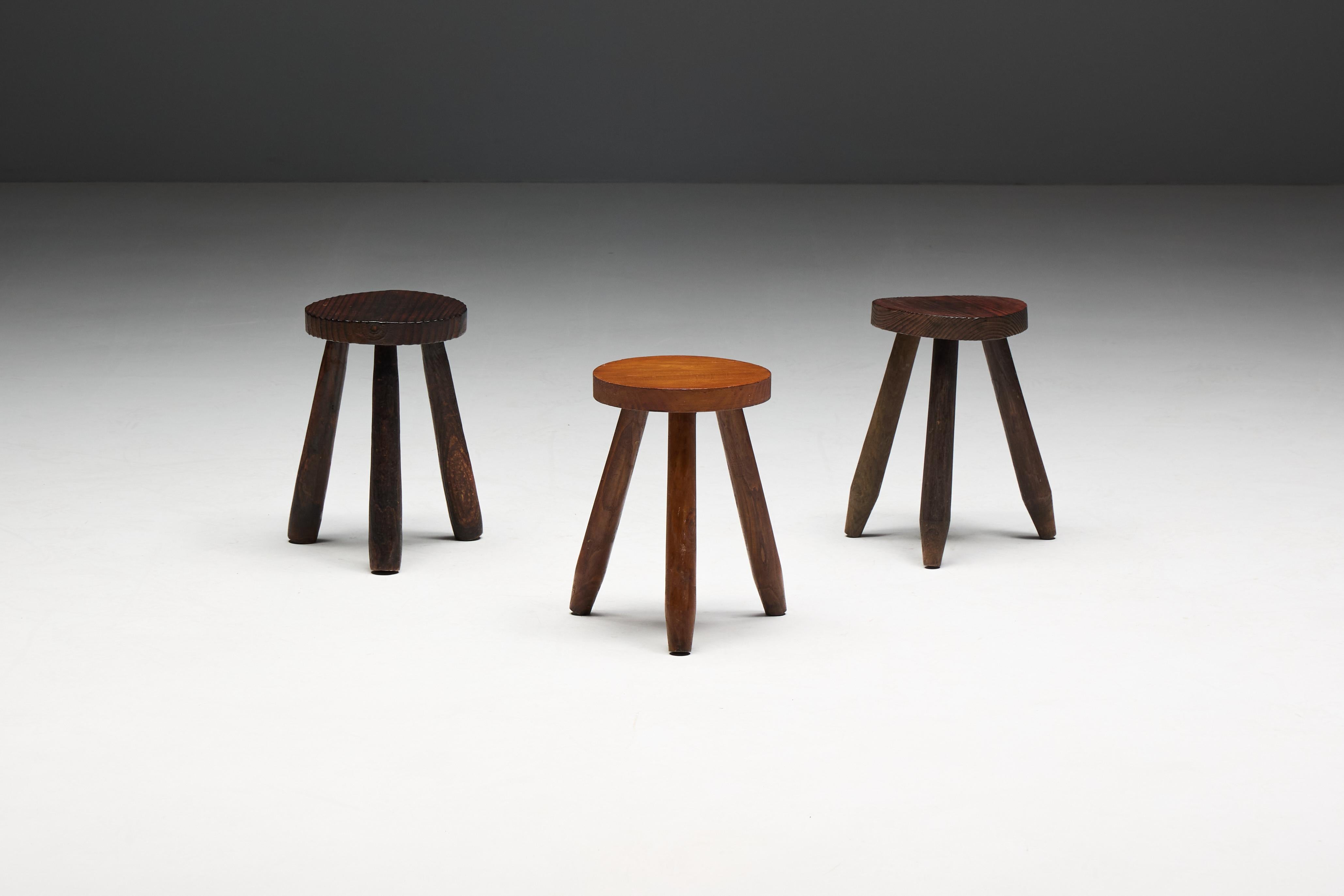 Taburetes trípodes brutalistas, Francia, años 60 Madera en venta