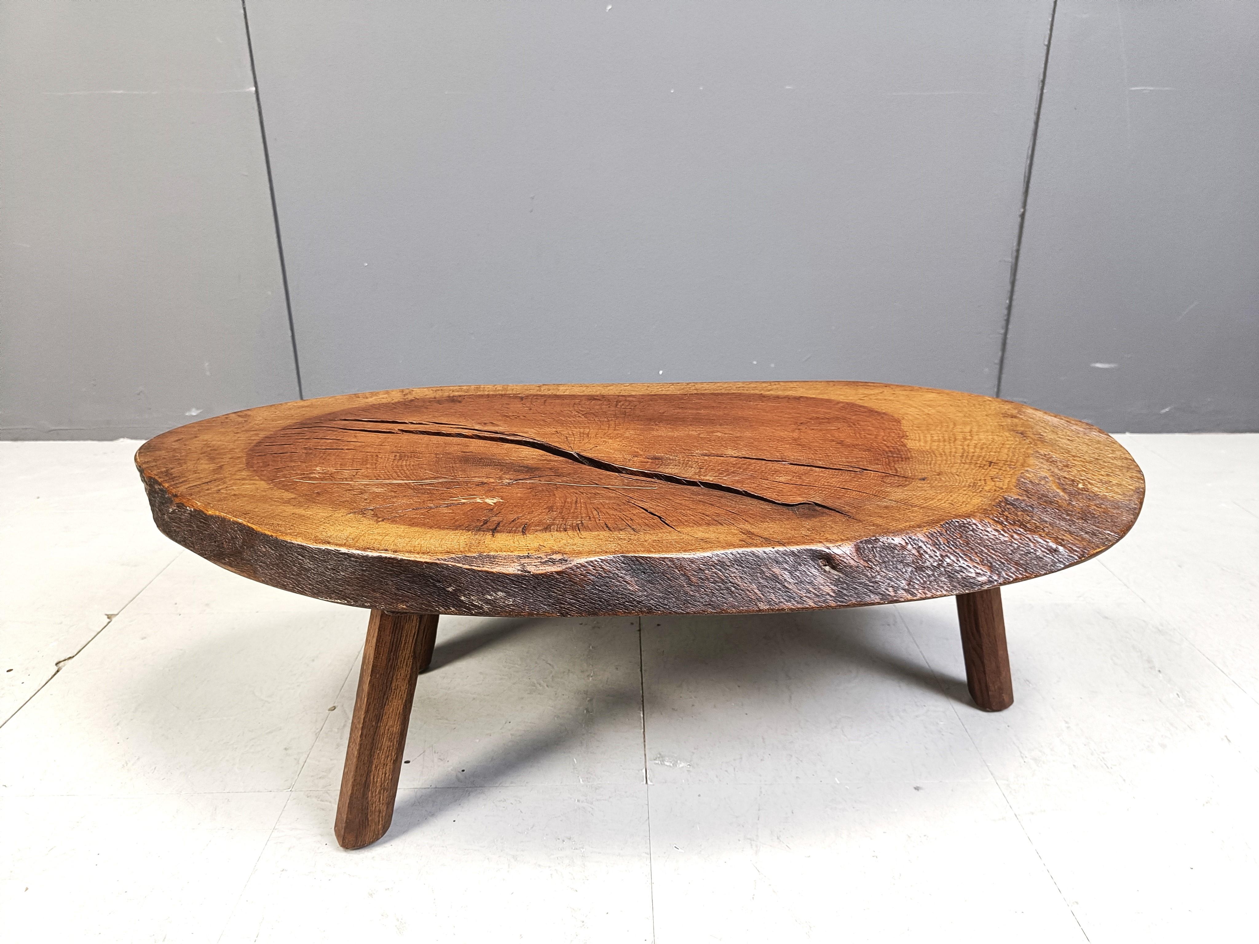 Brutalist 3 legged coffee table with a solid wooden tree root top.

Great piece to contrast modern day interiros.

Charming patina.

1960s - Belgium

Dimensions:
Height: 30cm
Width: 83cm
Depth: 40cm

Ref.: 24102116

*Images are part of the