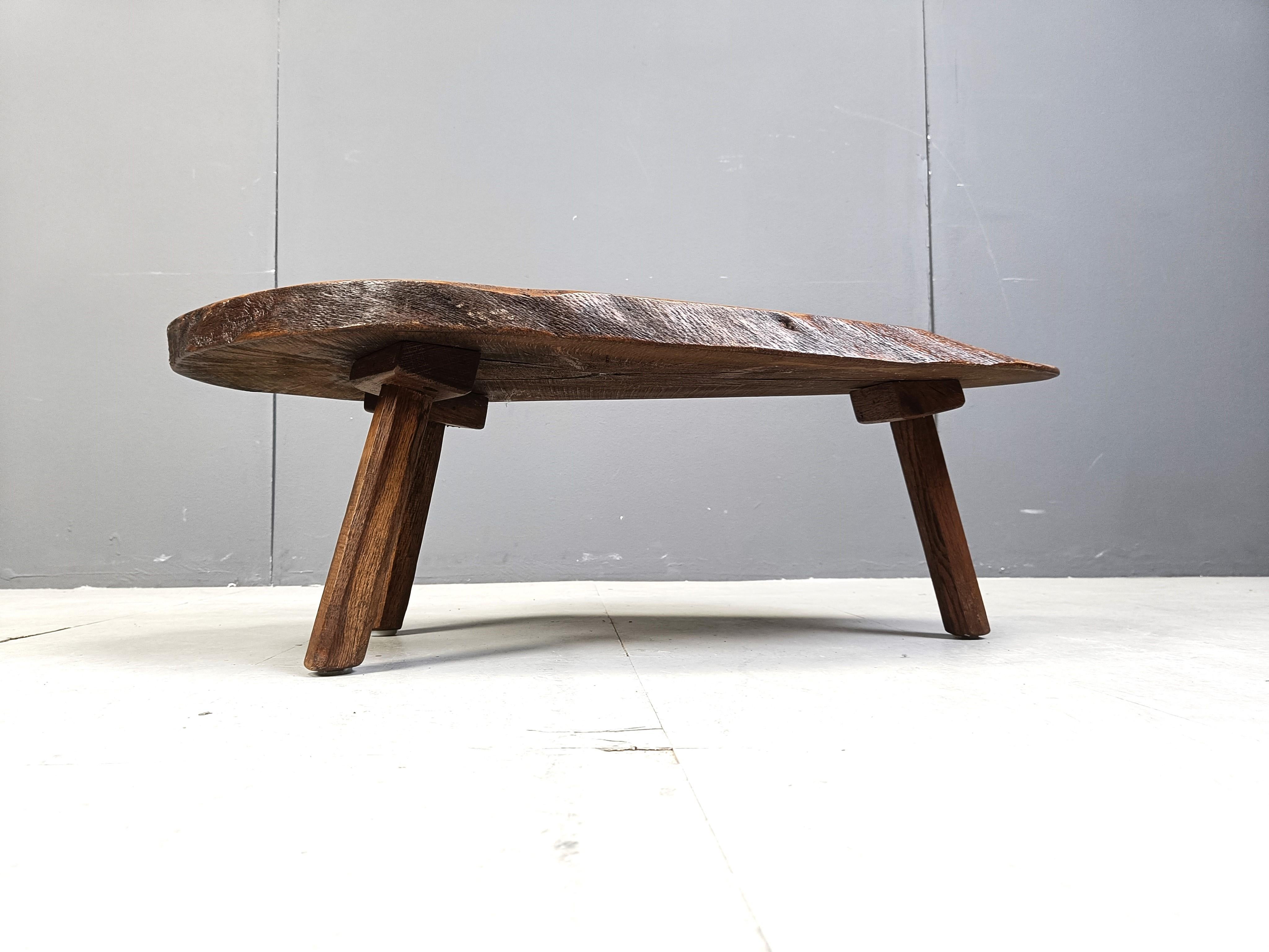 Brutalist tripod tree root coffee table, 1970s In Good Condition For Sale In Leuven, Vlaams Gewest