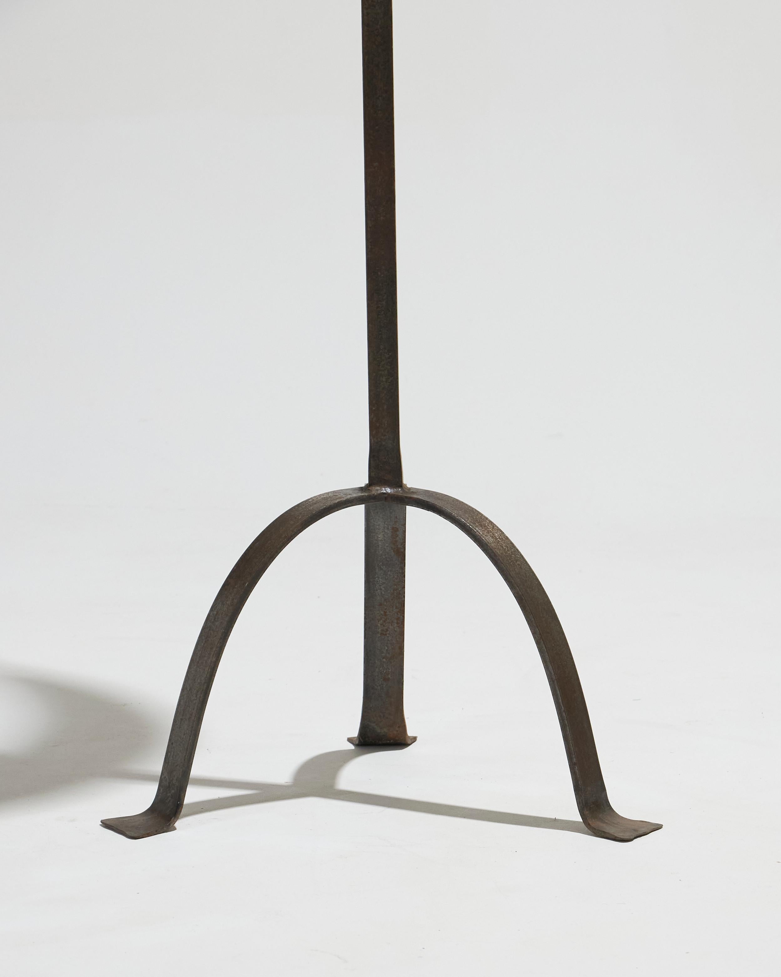 BRUTALIST TRIPOD WROUGHT IRON FLOOR LAMP, 1950s In Good Condition In PARIS, FR
