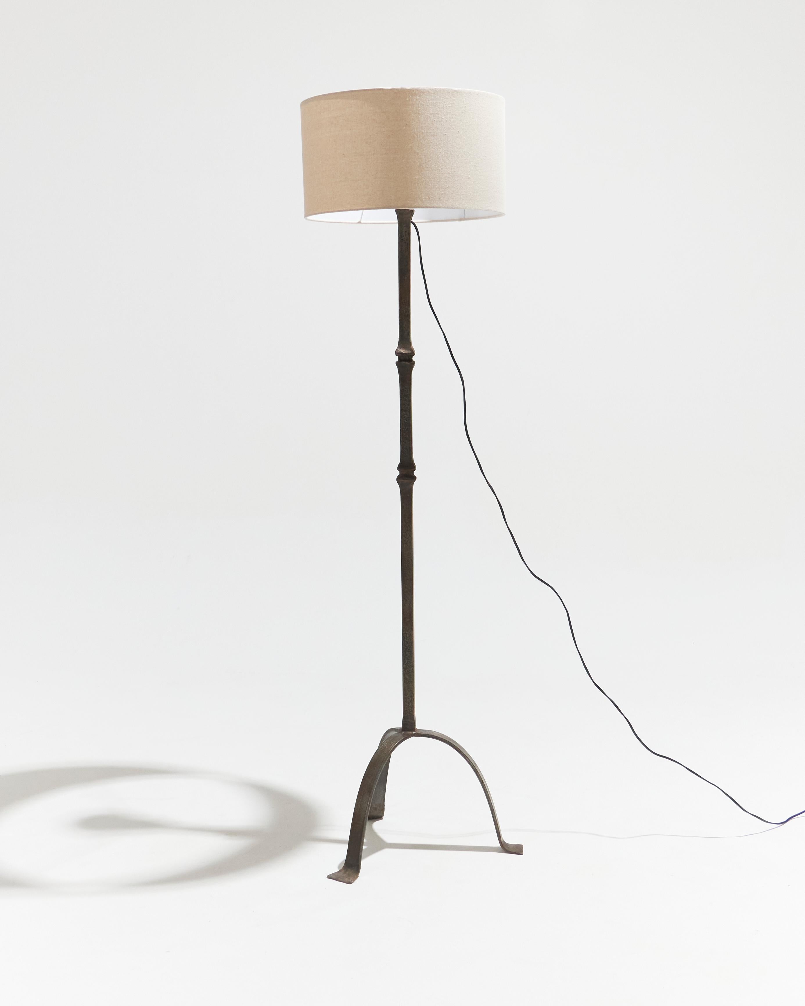 BRUTALIST TRIPOD WROUGHT IRON FLOOR LAMP, 1950s 1