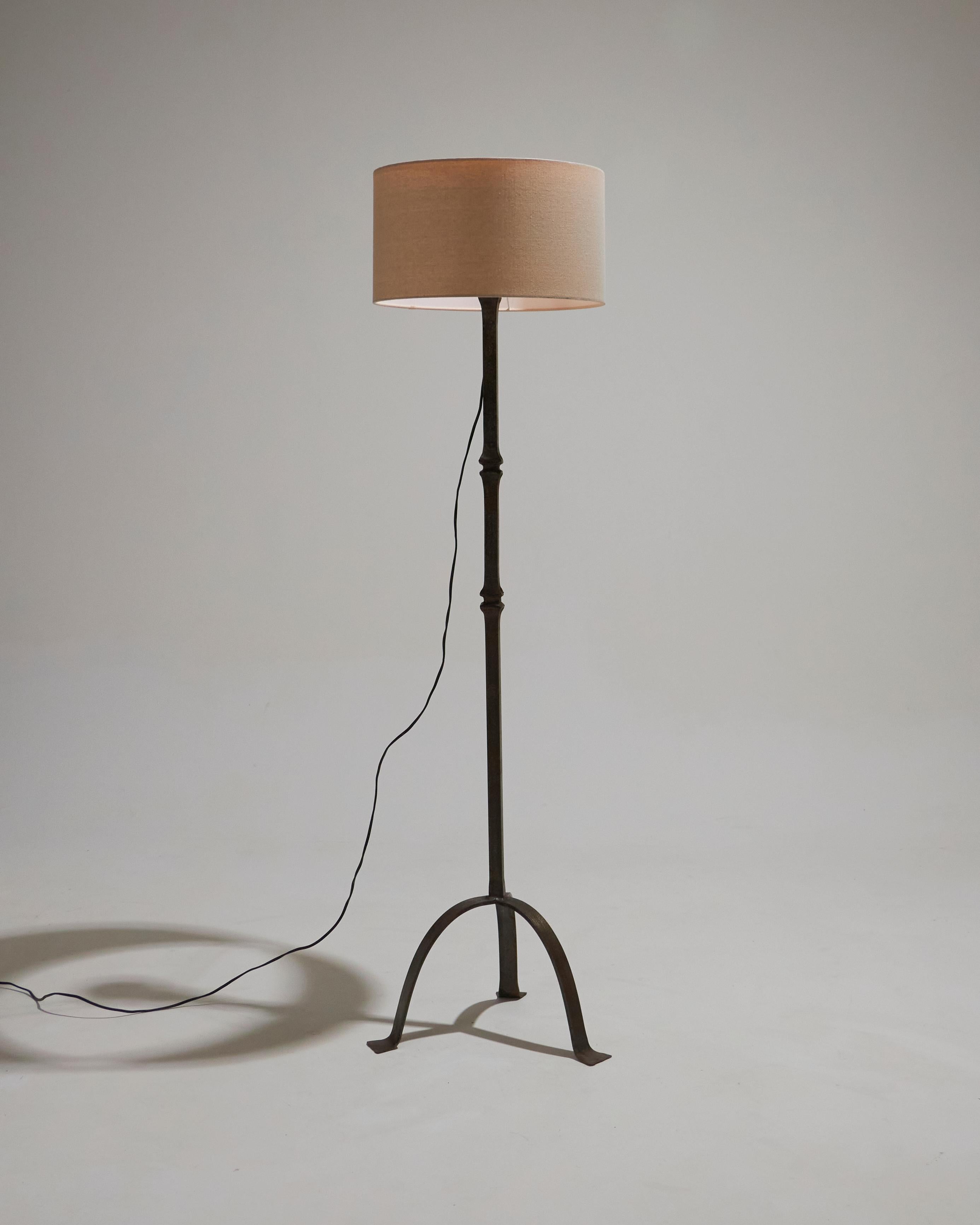 BRUTALIST TRIPOD WROUGHT IRON FLOOR LAMP, 1950s 3
