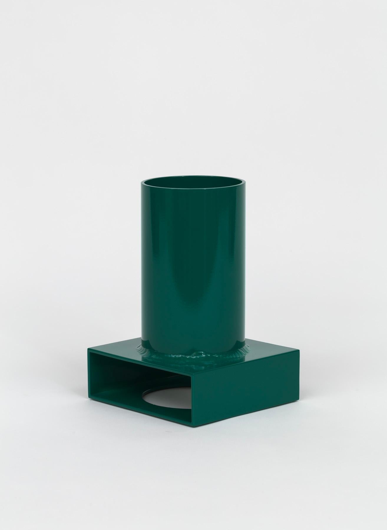 Le Brutalist Tube Vase #002 est composé de profilés d'extrusion d'aluminium courants. Les tubes ronds et rectangulaires simples sont coupés, percés et soudés avec précision, en gardant à l'esprit des proportions spécifiques. La relation résultante