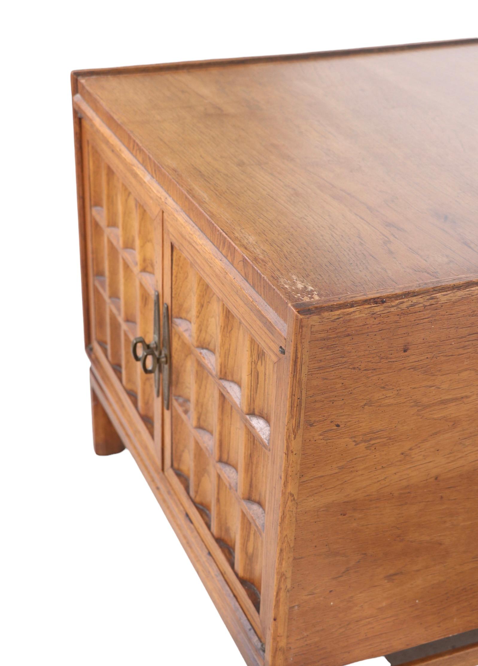 20ième siècle Table d'appoint brutaliste à deux portes pour meuble de rangement par Heritage en vente