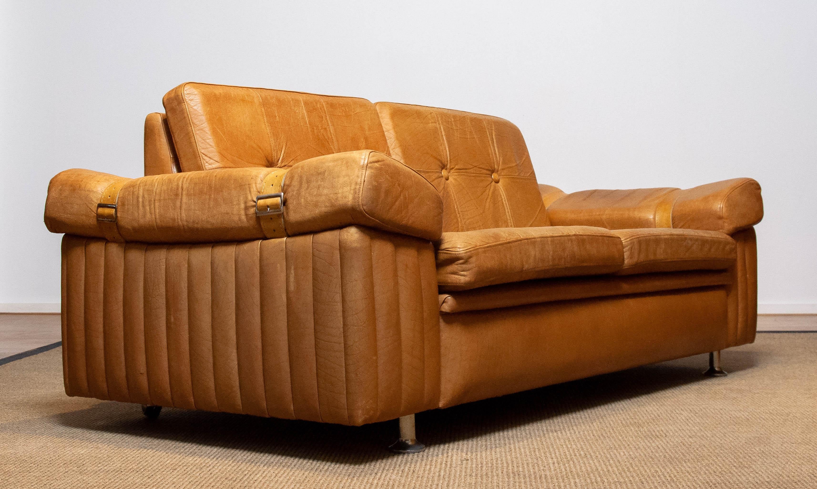 Brutalist Two-Seater Low-Back Sofa in Camel Colored Leather 1970s For Sale 1