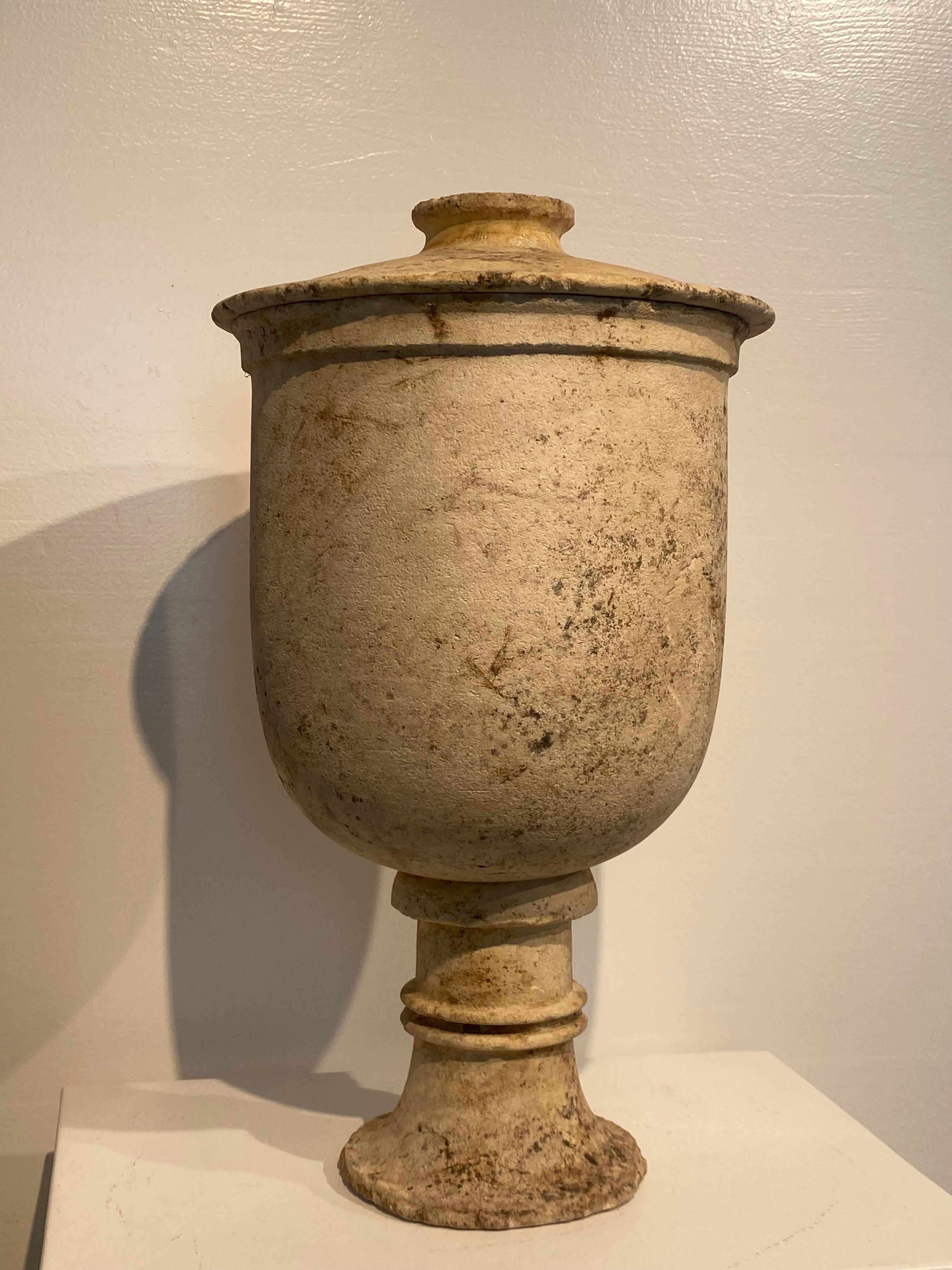 Brutalist Urn In Limestone With lid In Good Condition For Sale In Schellebelle, BE