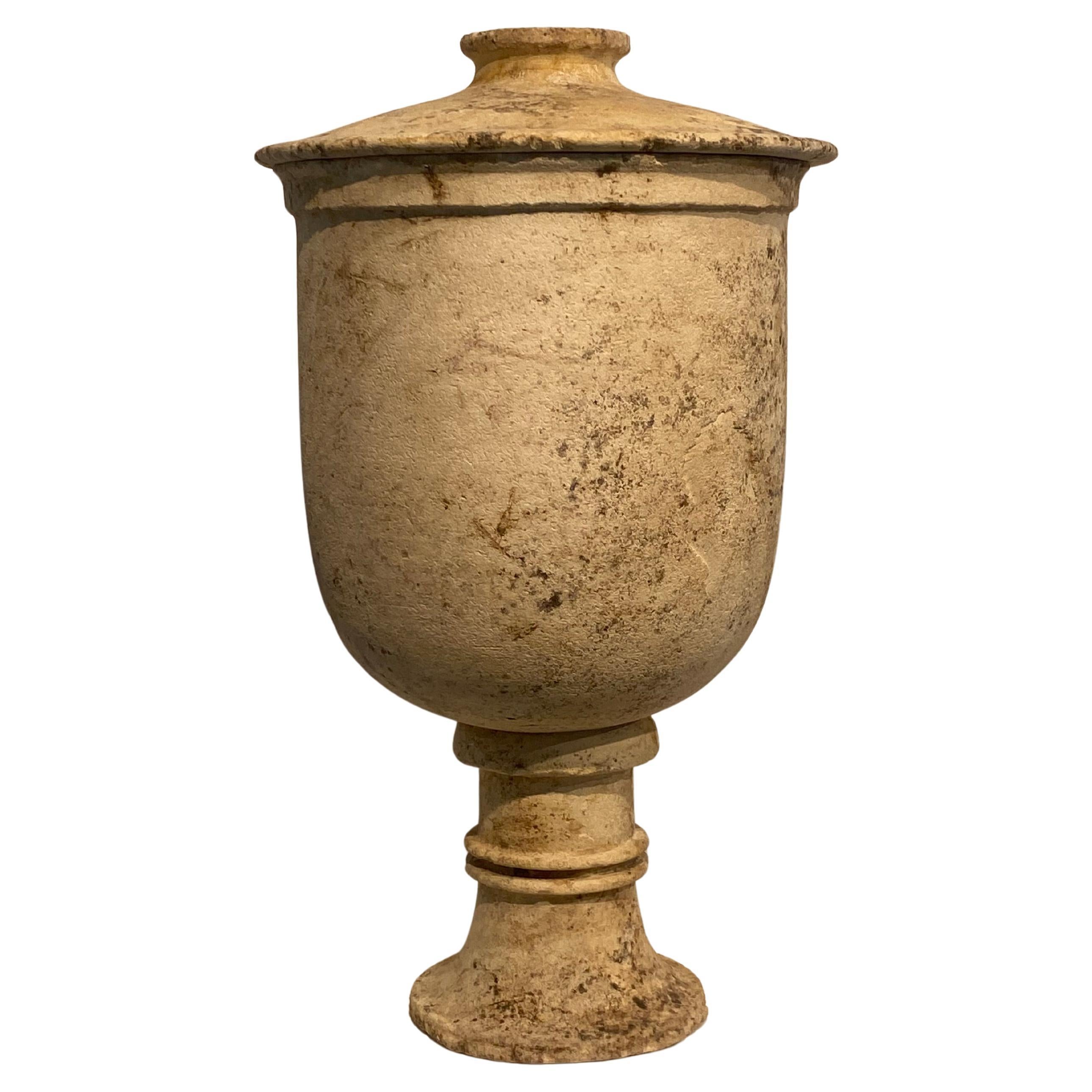 Urna brutalista in pietra calcarea con coperchio