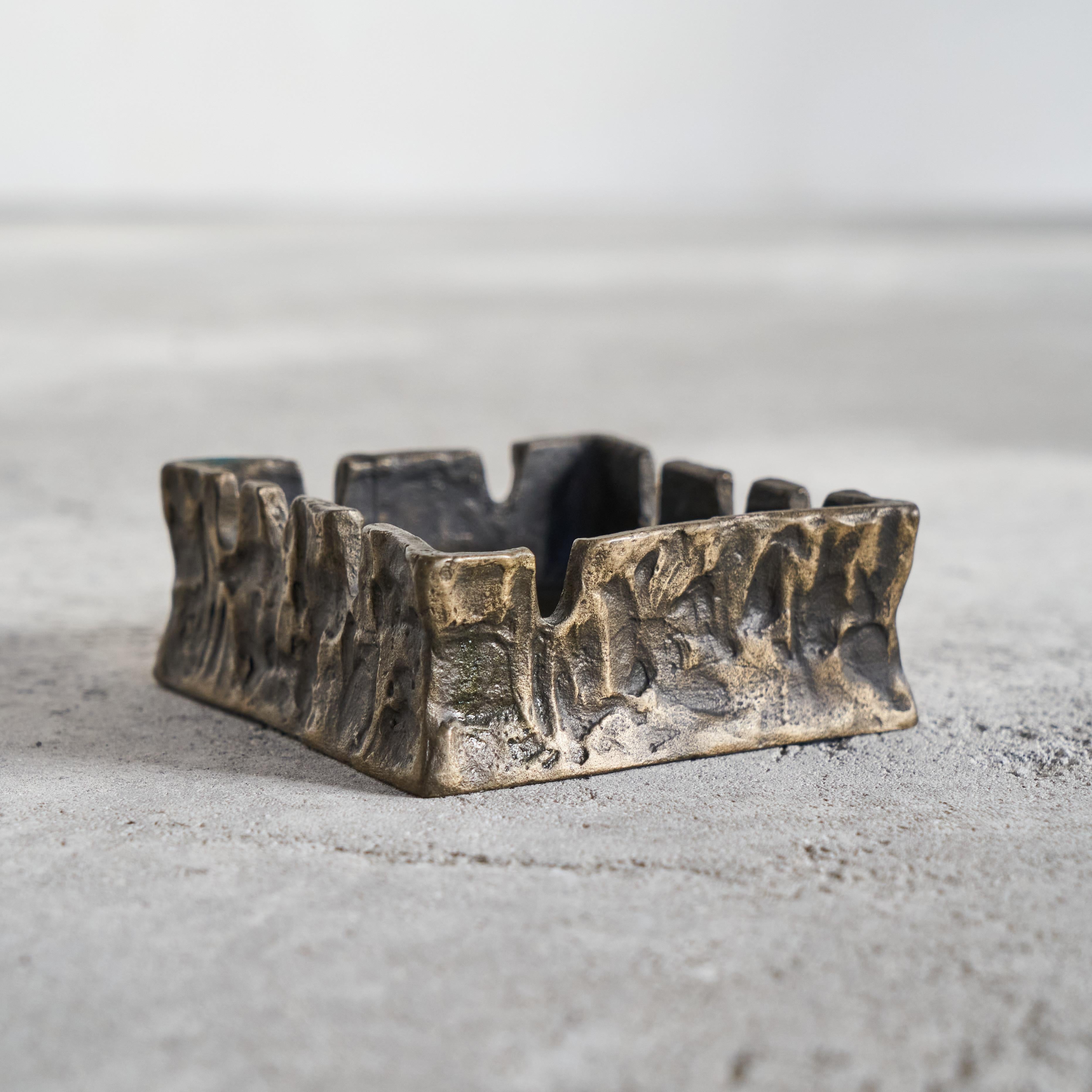 Brutalist Vide Poche in Cast Bronze, mid 20th century.

Beautiful and very distinct vide poche in heavy cast bronze. Quintessentially brutalist with rough and hand made shapes and heavy execution. A beautiful piece on your desk, table or sideboard.