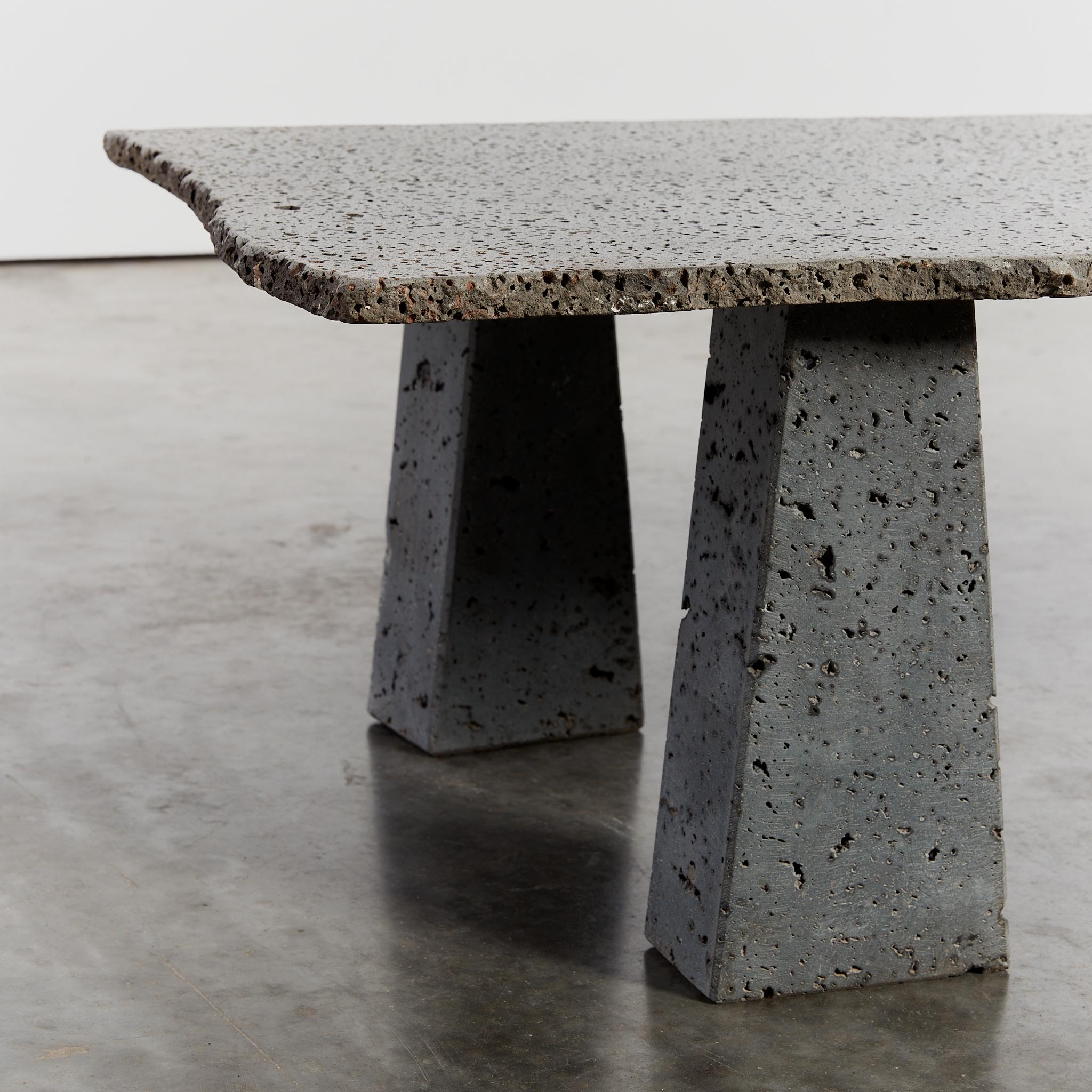 Espagnol Table basse brutaliste en pierre volcanique en vente