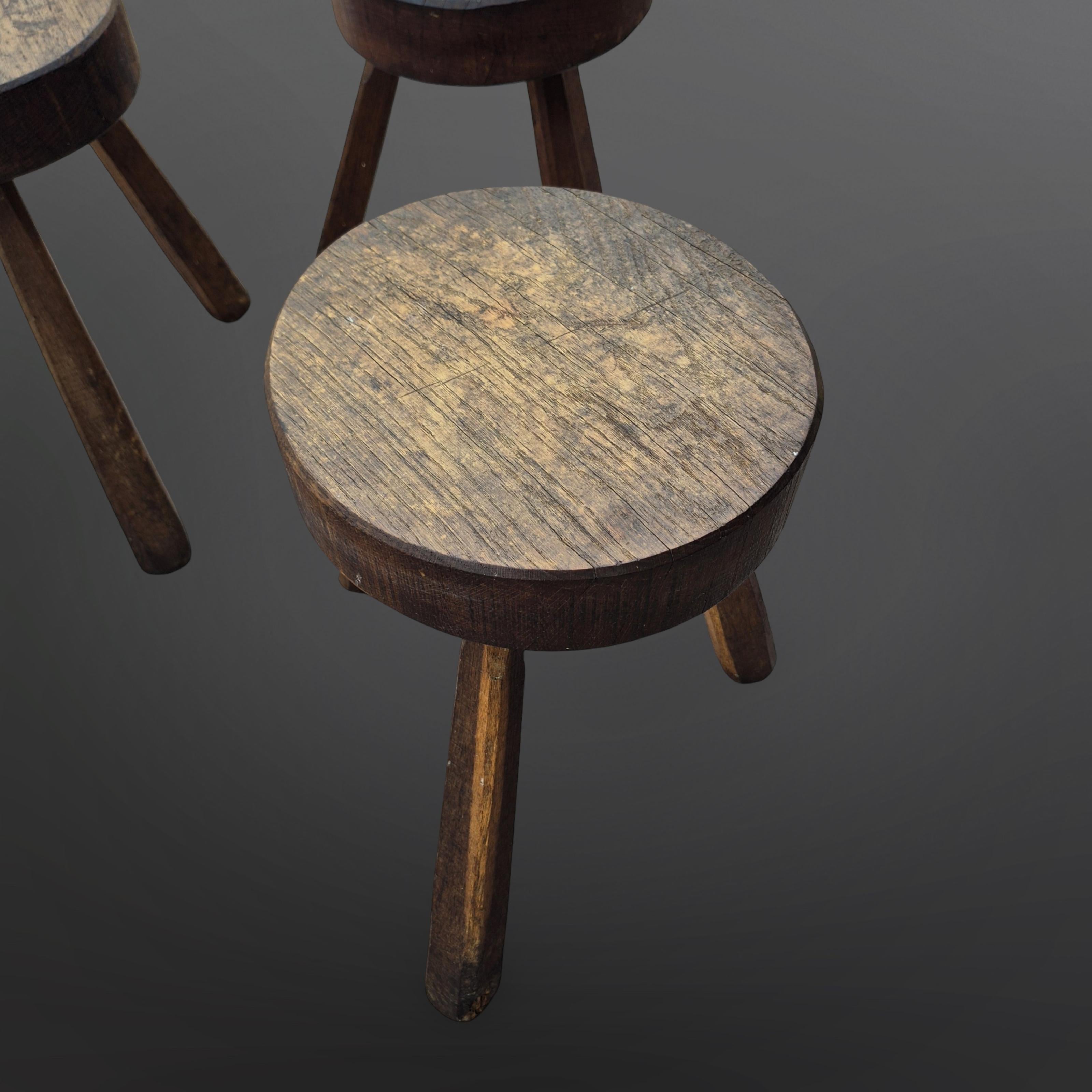 Set di 5 sgabelli a treppiede Wabi Sabi brutalisti, Francia 1960 in vendita 2