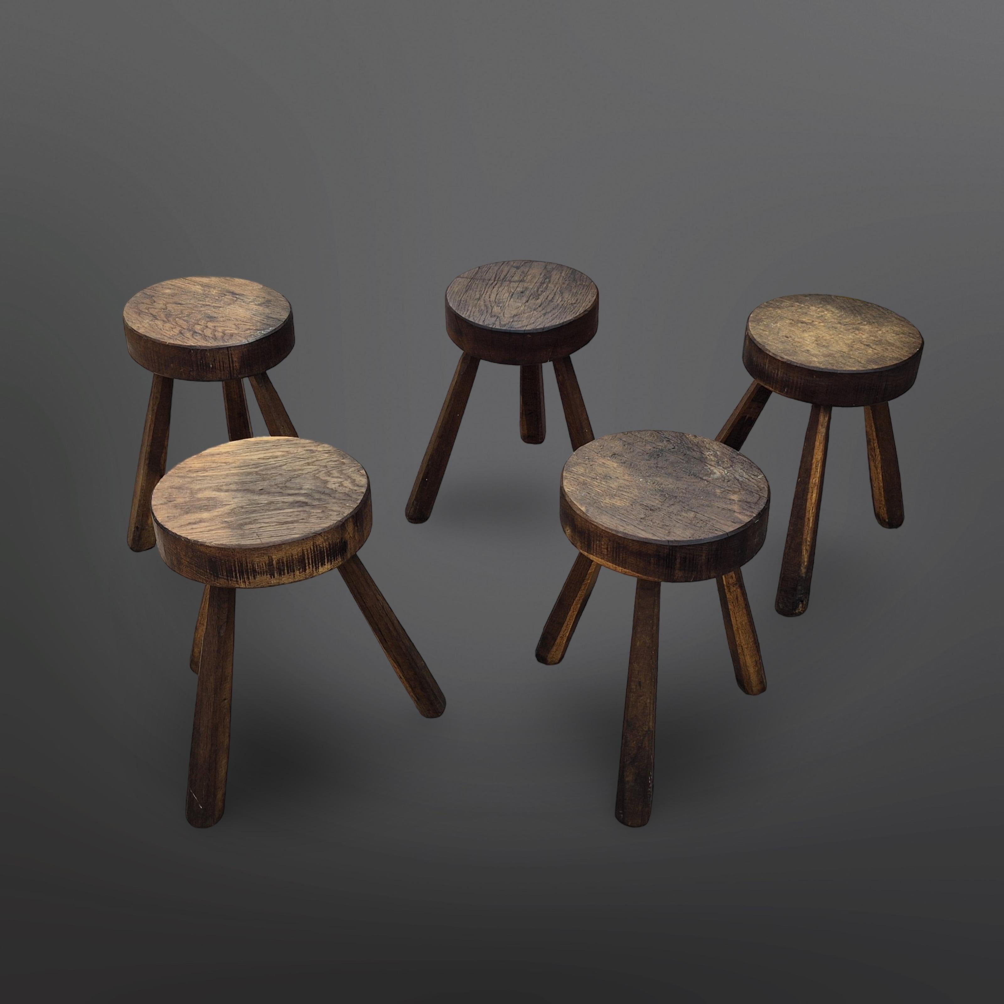 Set di 5 sgabelli brutalisti Wabi Sabi realizzati a mano su treppiede. Realizzato in legno massiccio.
Buone condizioni d'epoca, con segni d'uso dovuti all'età.
 
L'altezza della seduta è di 48 cm, quindi può essere utilizzata su un tavolo da pranzo.