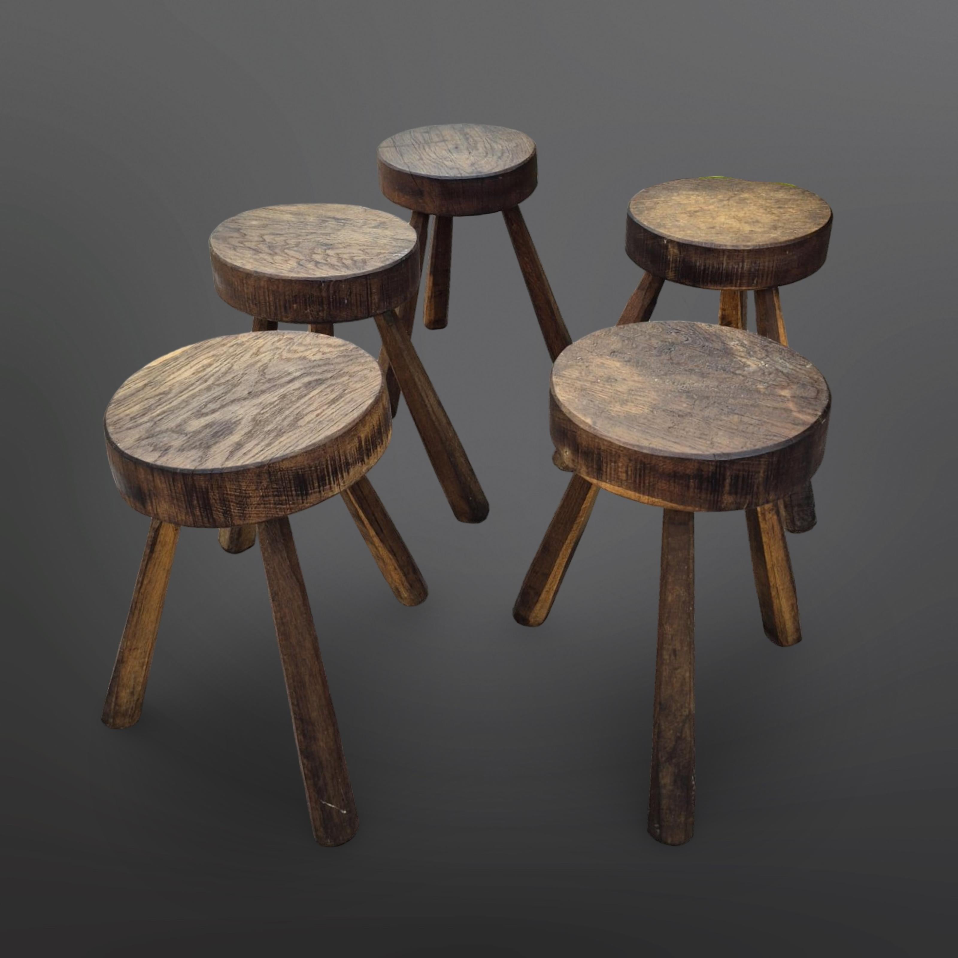 Brutalismo Set di 5 sgabelli a treppiede Wabi Sabi brutalisti, Francia 1960 in vendita
