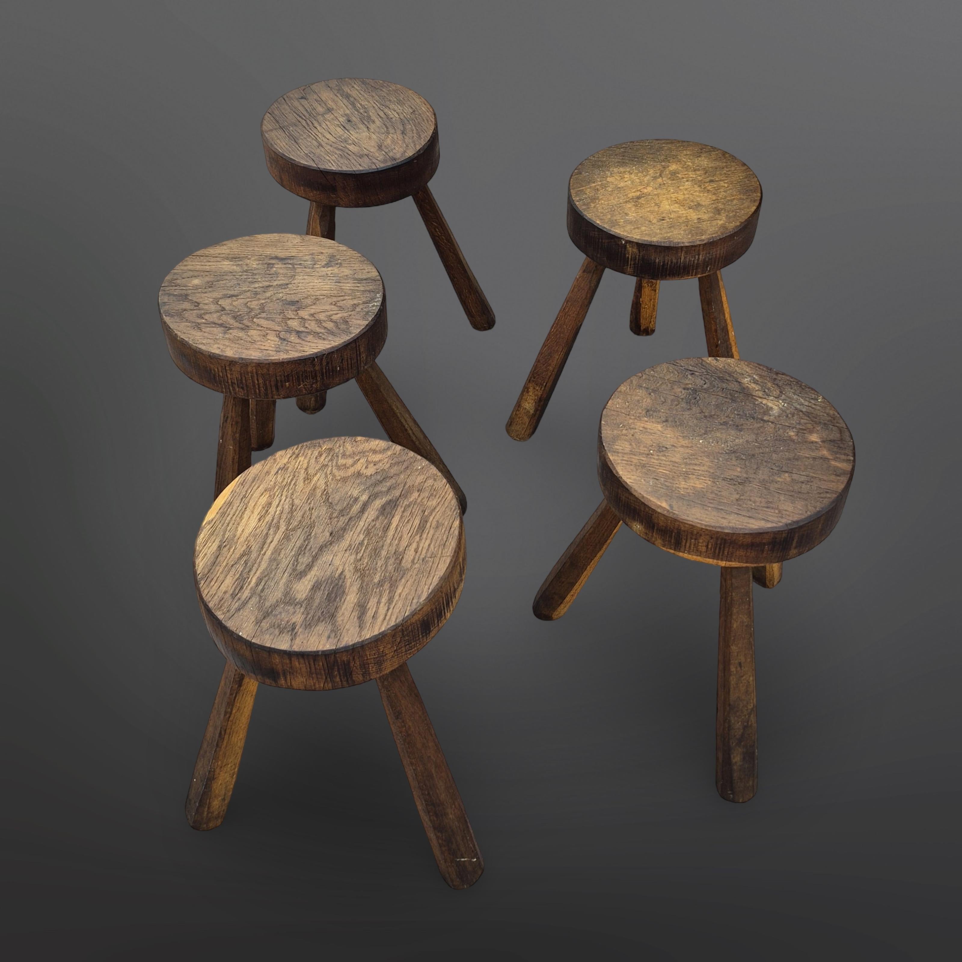 Fatto a mano Set di 5 sgabelli a treppiede Wabi Sabi brutalisti, Francia 1960 in vendita