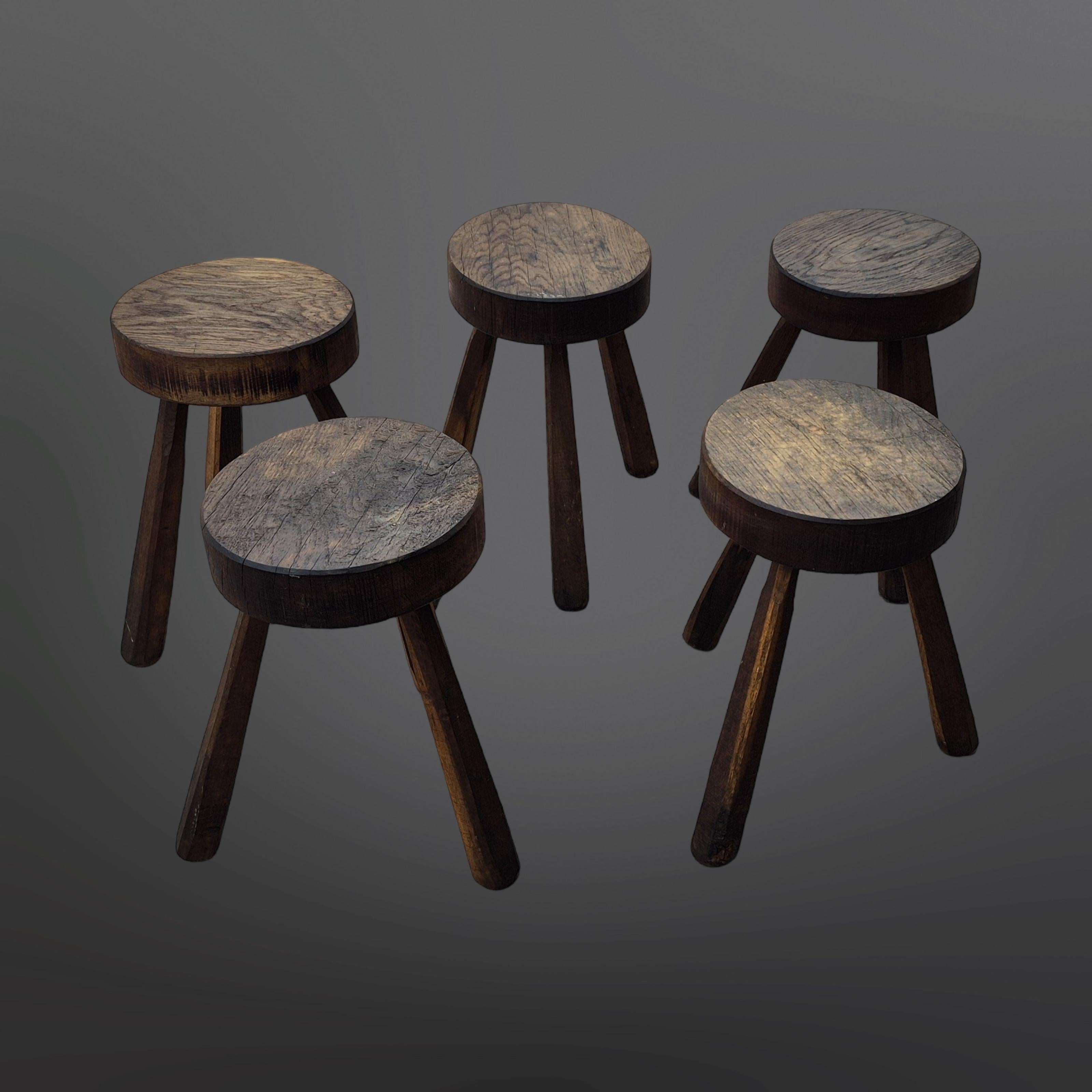 XX secolo Set di 5 sgabelli a treppiede Wabi Sabi brutalisti, Francia 1960 in vendita