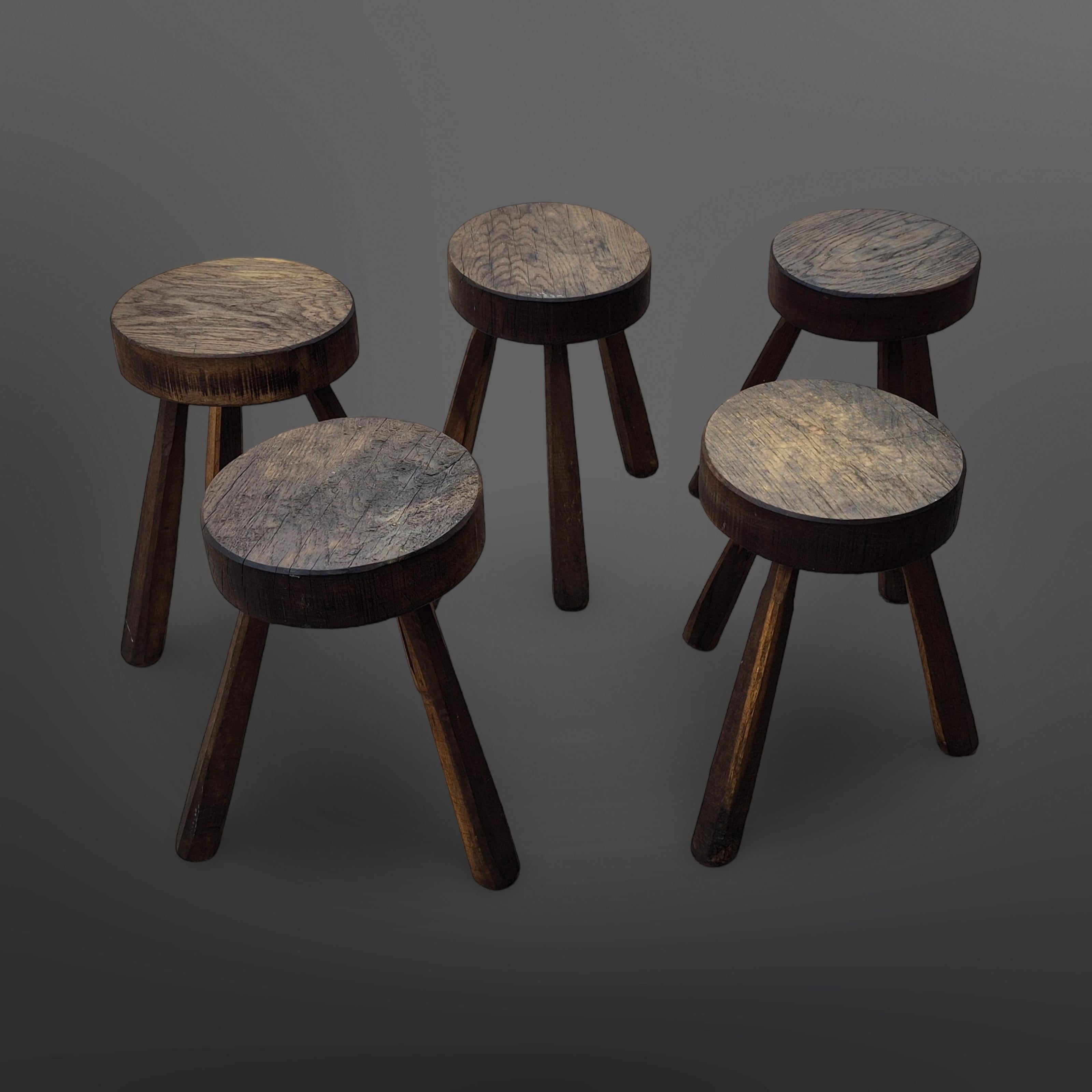 Legno Set di 5 sgabelli a treppiede Wabi Sabi brutalisti, Francia 1960 in vendita