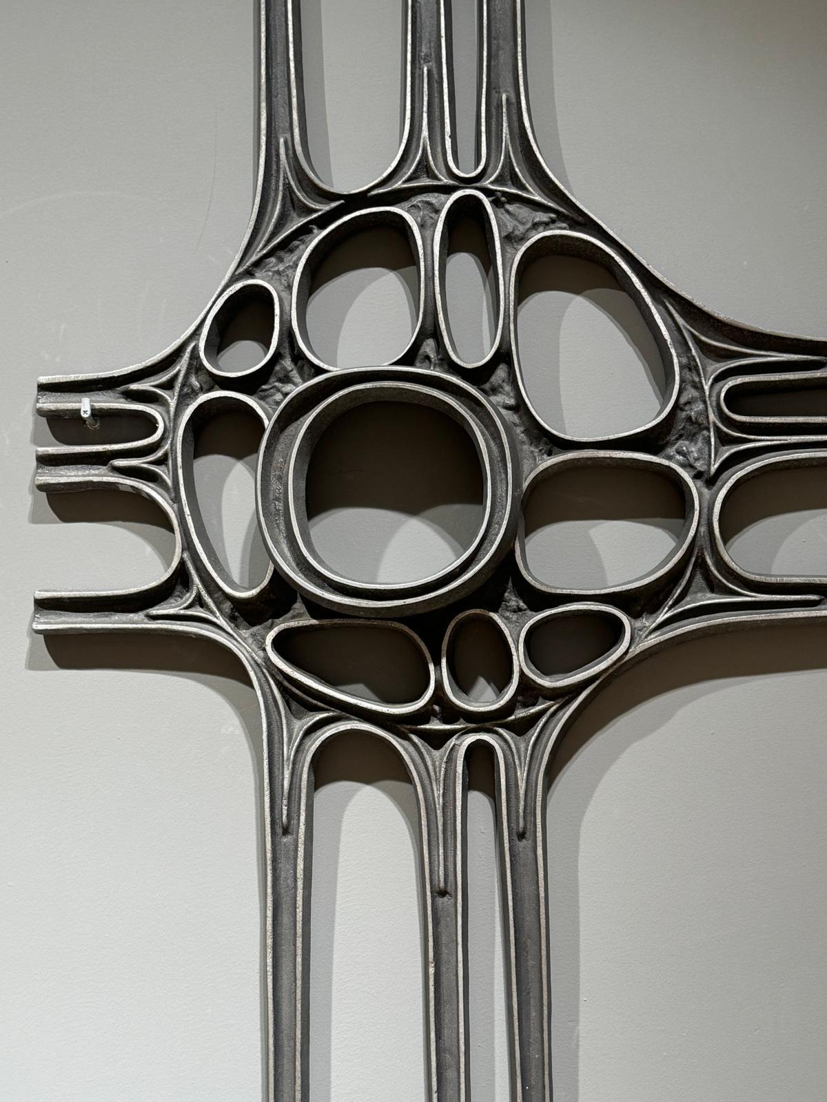 Rare brutalist wall decorative piece, with organic circular shapes.

Made in the 70’s with aluminium, absolutely no stains.

The artist of this unique piece creates 3D depths via the use of circulare shapes, popping towards the admirer.

H 188, W