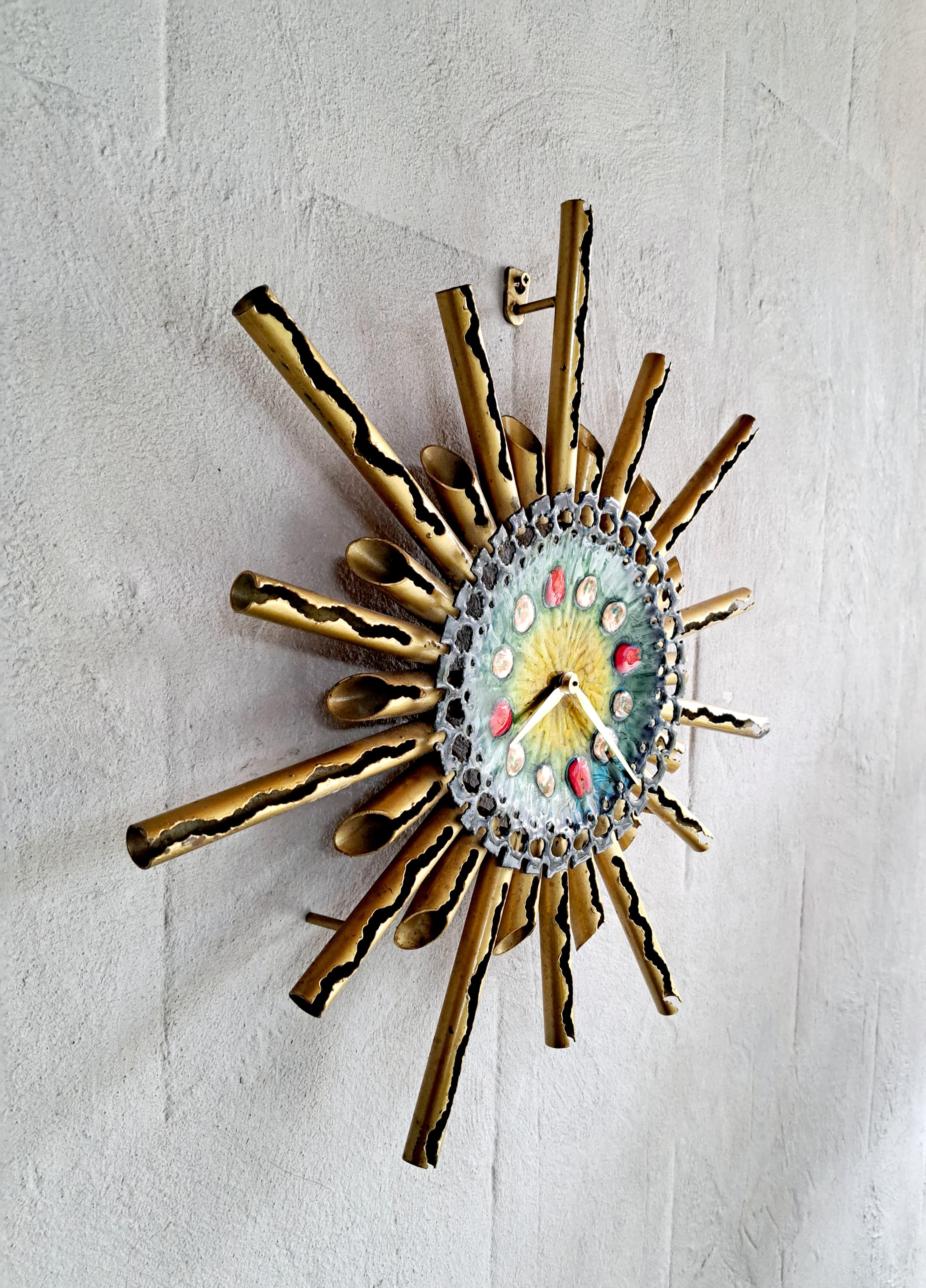 Si tratta di un superbo orologio da parete di ispirazione brutalista realizzato in metallo e con il quadrante smaltato da Franco Bastianelli per Studio Laurane negli anni '60 circa. È stato realizzato a mano ed è in ottime condizioni di