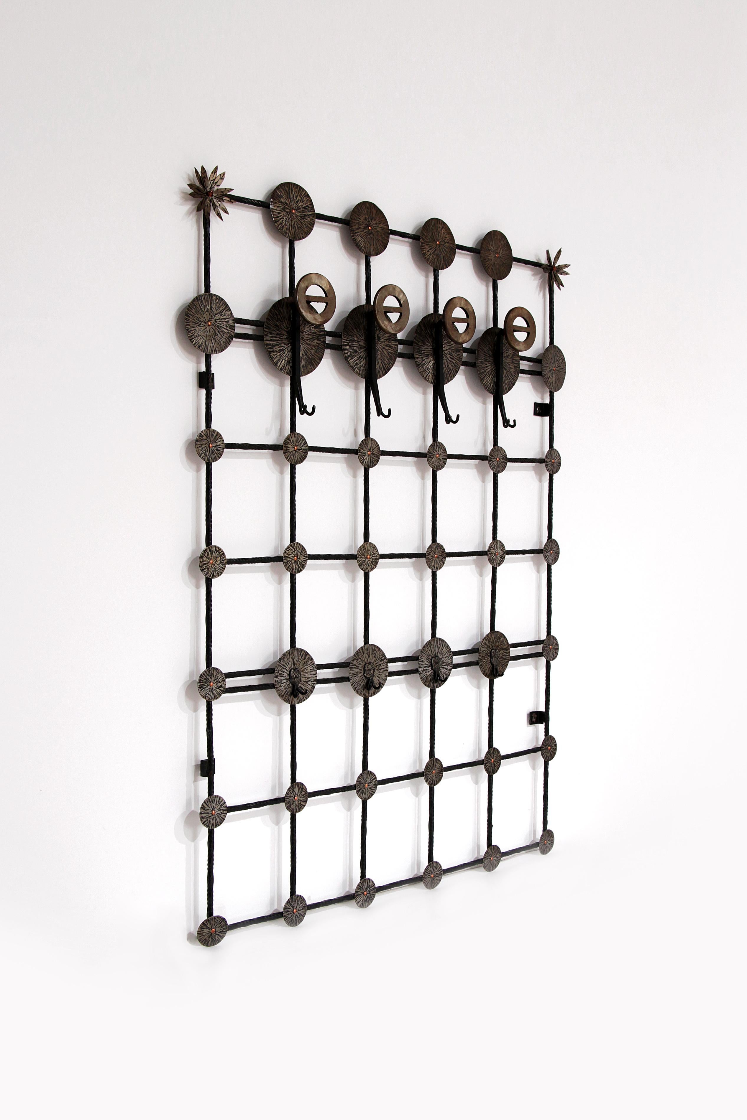 This unique brutalist wall coat rack from 1970 is a true eye-catcher for your interior. Made of high-quality metal, this coat rack not only offers a robust appearance, but also durability and functionality. With 12 sturdy hooks you have enough space