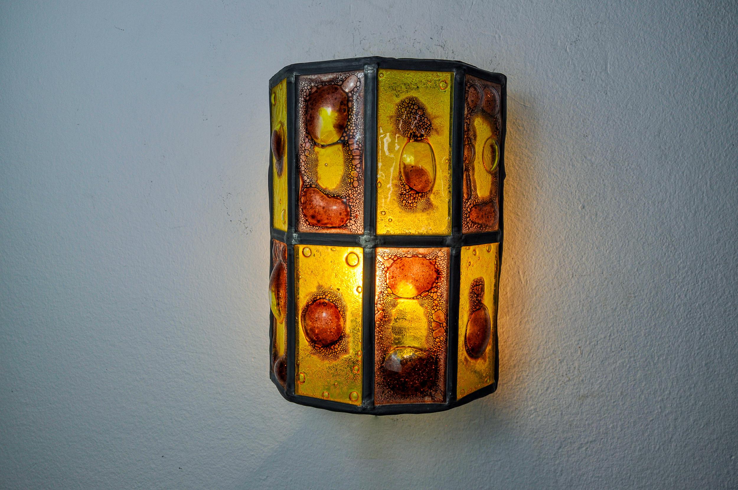 Superbe et rare applique murale brutaliste de felipe derflingher pour feders, conçue et produite au mexique dans les années 1960. Superbe travail du verre avec des bulles d'air unies par une structure en plomb. Applique murale unique qui éclairera à