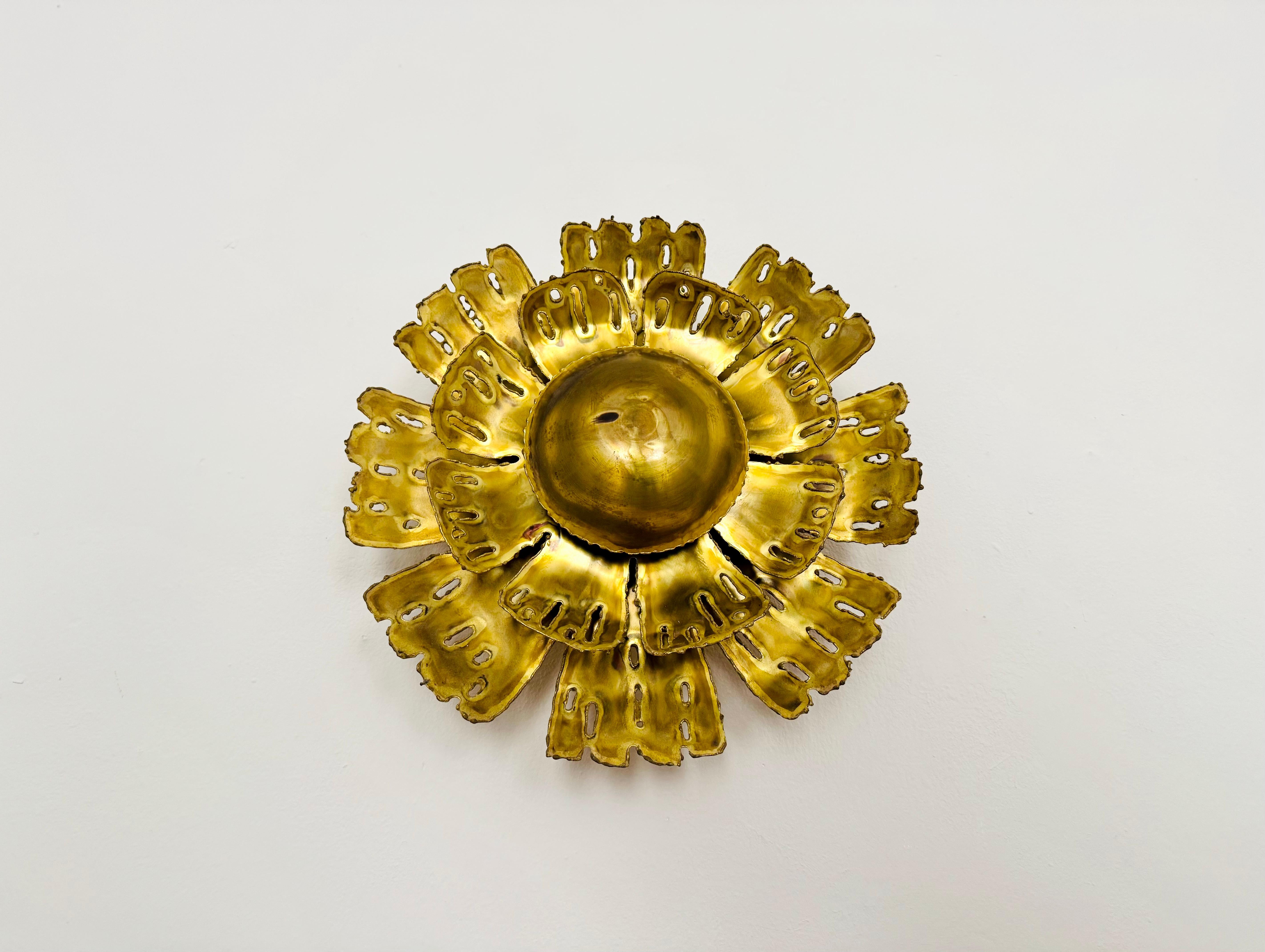 Impressive brutalist wall or ceiling lamp from the 1970s.
Unique design, handcrafted with attention to detail.
It creates a spectacular play of light.

Design: Svend Aage Holm Sörensen

Condition:

Very good vintage condition with slight signs of