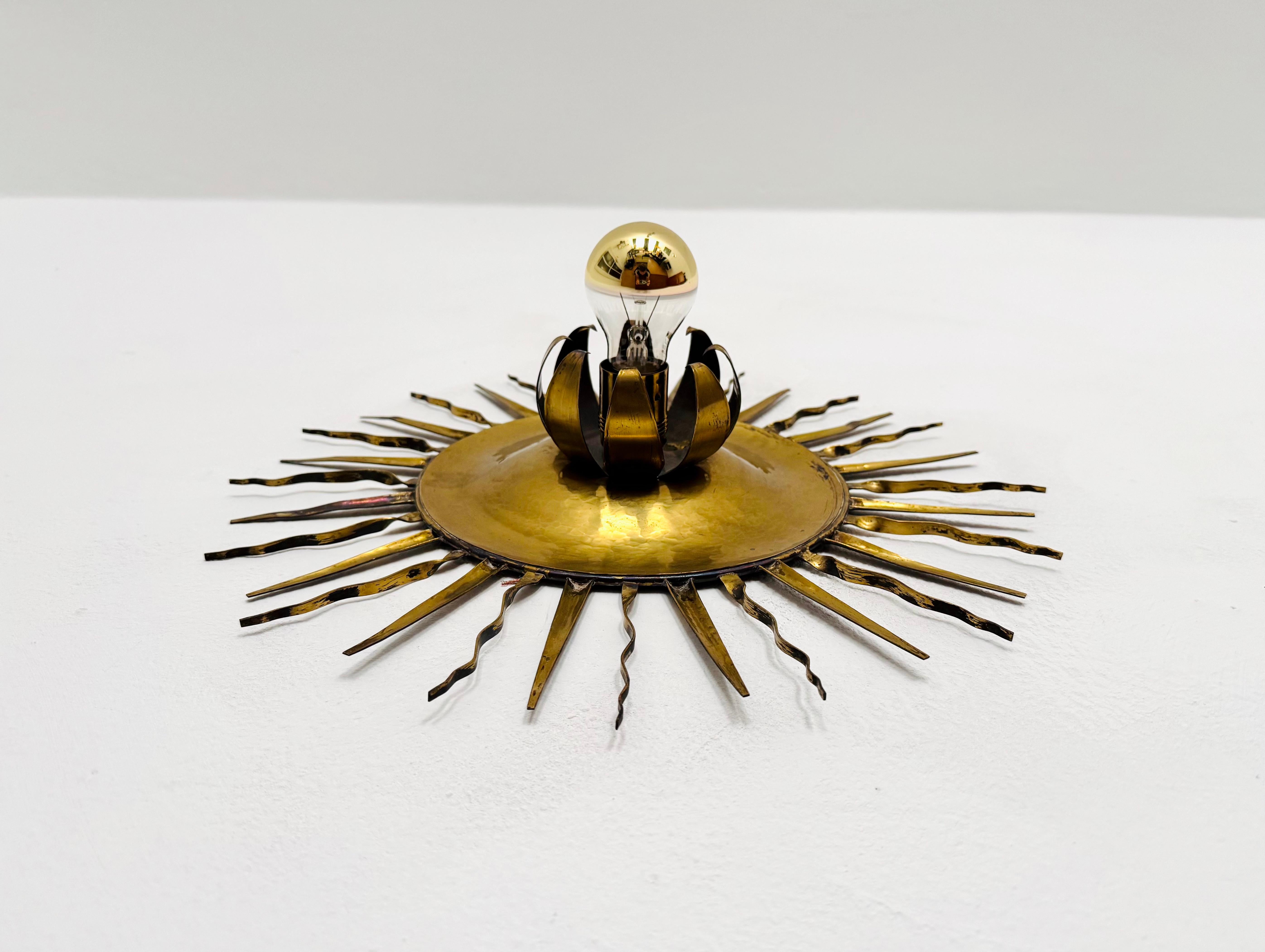 Impressive wall or ceiling lamp from the 1950s.
Unique design, handcrafted with attention to detail.
It creates a spectacular play of light.

Condition:

Very good vintage condition with slight signs of age-related wear.
Minor deformations.
Patina
