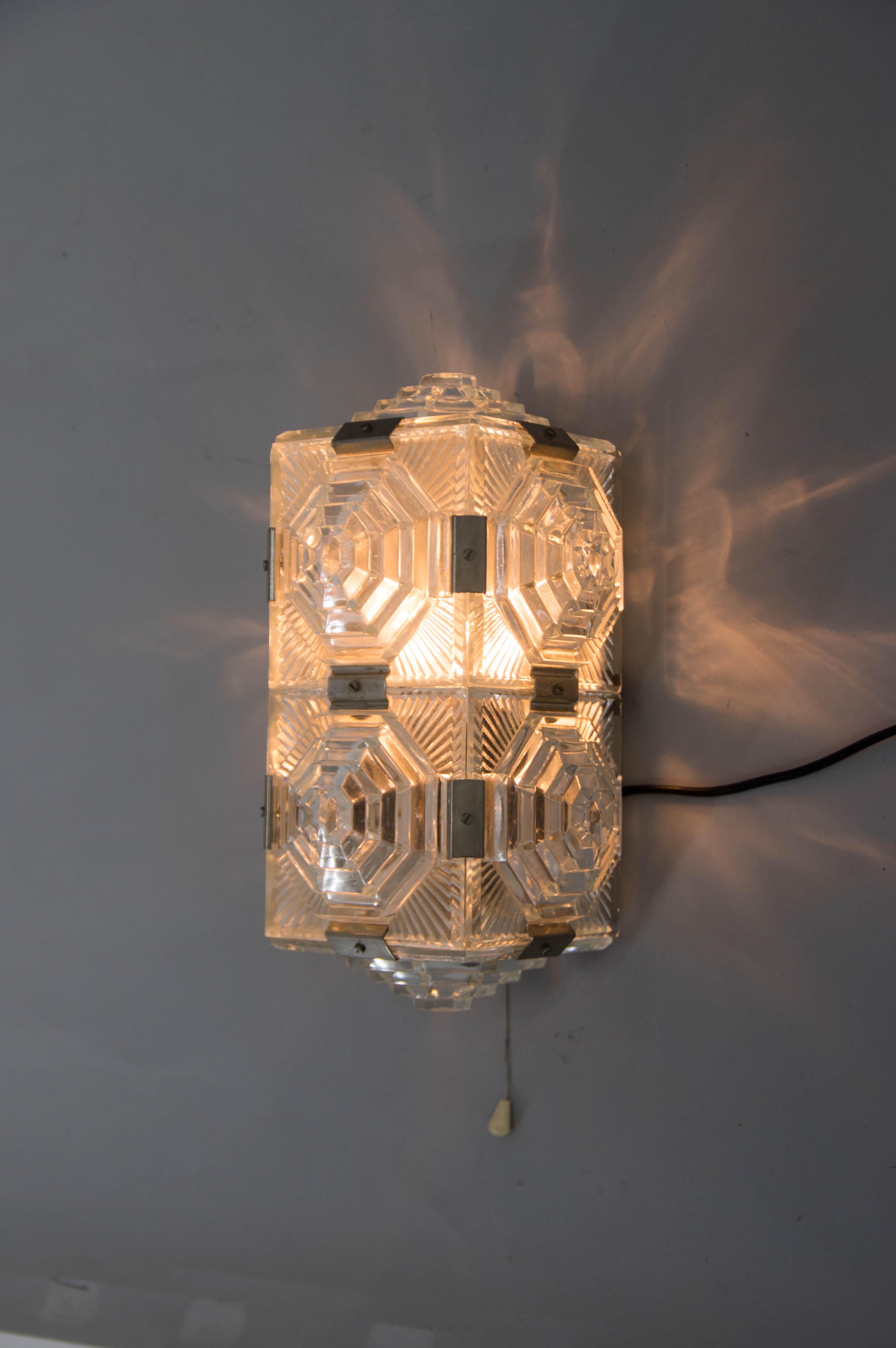 Beautiful brutalist wall light designed by Jaroslav Bejvl and made by Kamenicky Senov in 1970s. Flush mount or pendant in the same style also available.
Very well preserved.
1x40W
Including switch.
US wiring compatible.