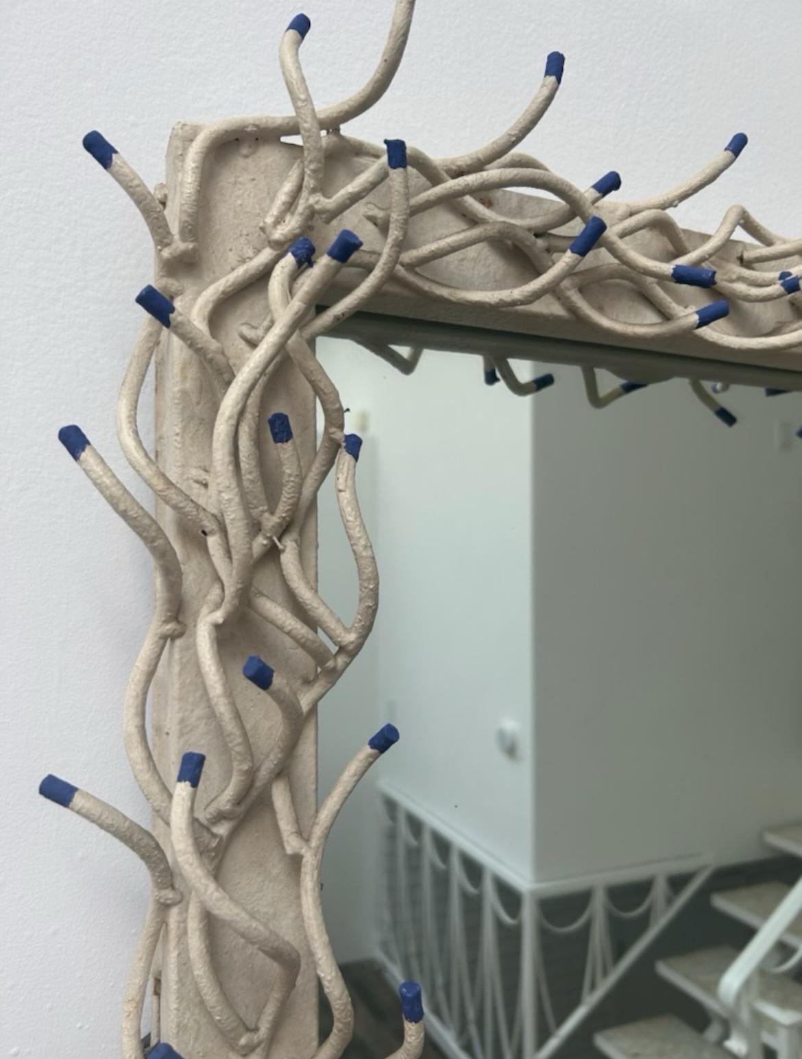 Magnifique miroir brutaliste, métal peint en blanc cassé et bleu de Whiting Klein. 
