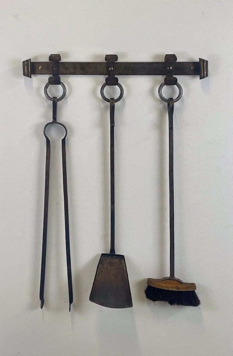 Brutalistisches Kaminbesteck für die Wandmontage, Schmiedeeisen, Frankreich, 1970er Jahre im Angebot bei 1stDibs Deutschland