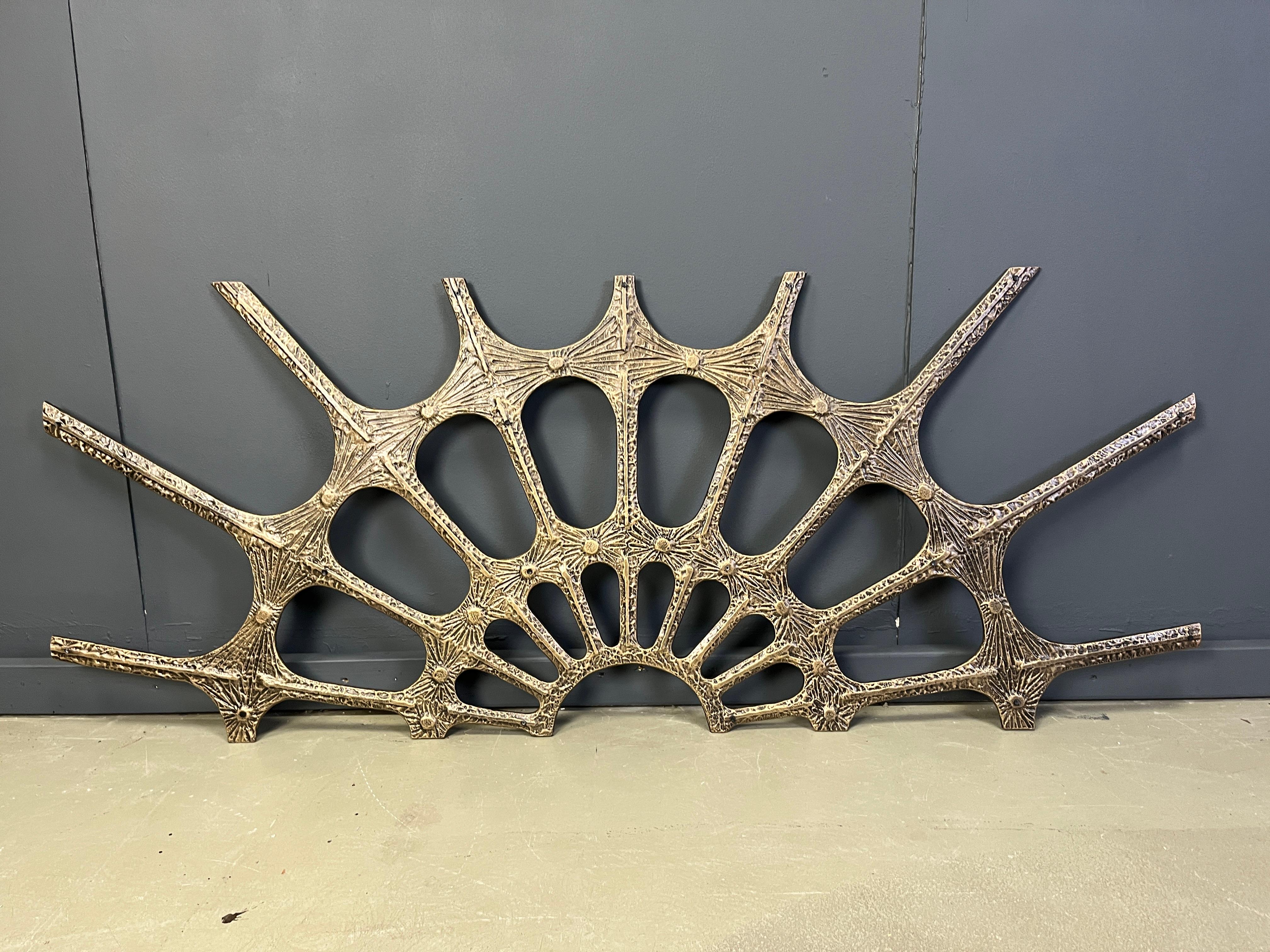 Architektonische, brutalistische Wandskulptur aus Metallguss.

Imposante Wandskulptur

1970er Jahre - Belgien

Höhe: 75cm
Breite: 180cm

Ref.: 25090304

*Alle Bilder sind immer Teil der Beschreibung, unsere Vintage-Artikel unterliegen immer normalen