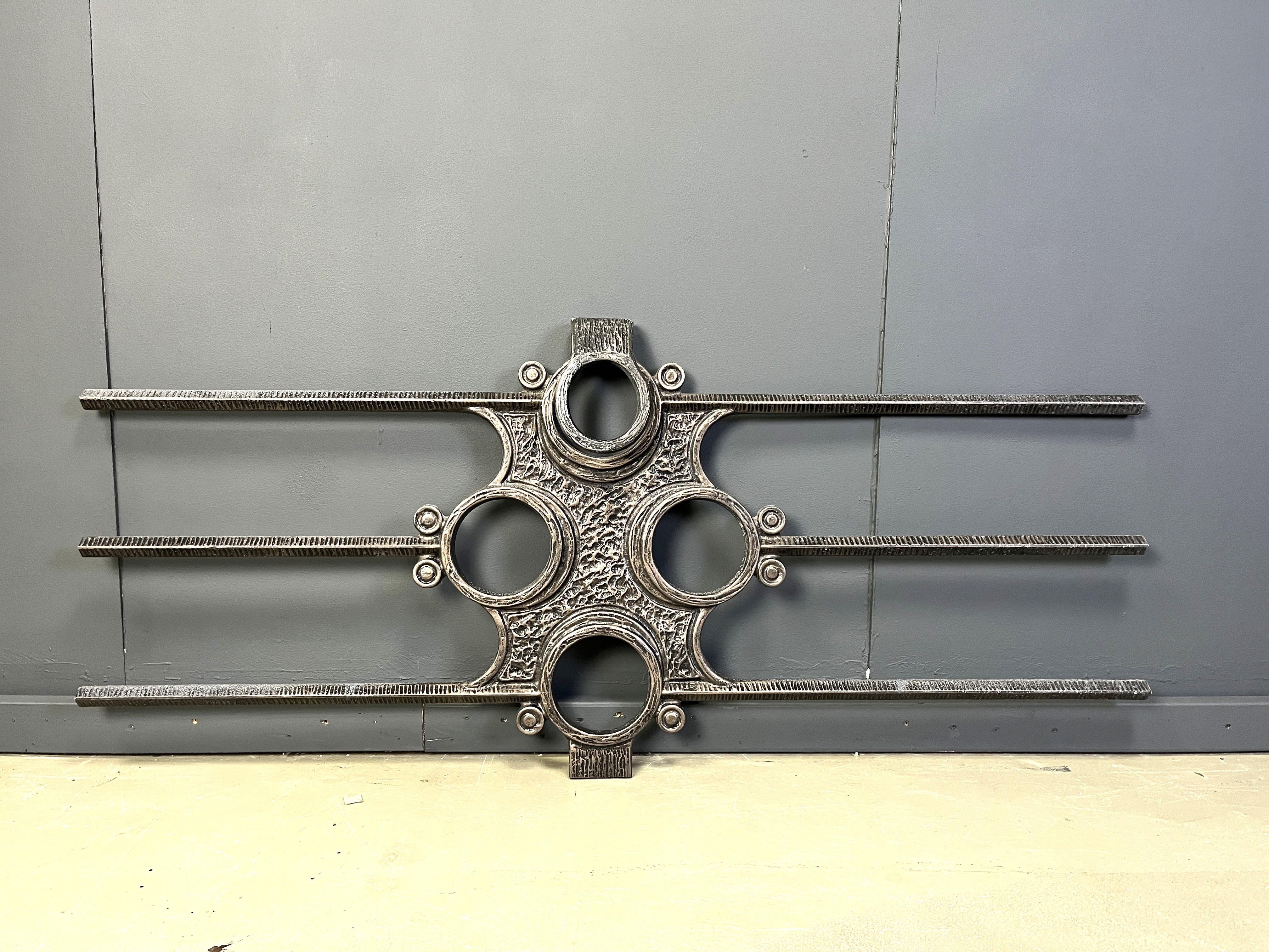 Architektonische, brutalistische Wandskulptur aus Metallguss.

Imposante Wandskulptur

1970er Jahre - Belgien

Höhe: 75cm
Breite: 170cm

Ref.: 25090305

*Alle Bilder sind immer Teil der Beschreibung, unsere Vintage-Artikel unterliegen immer normalen