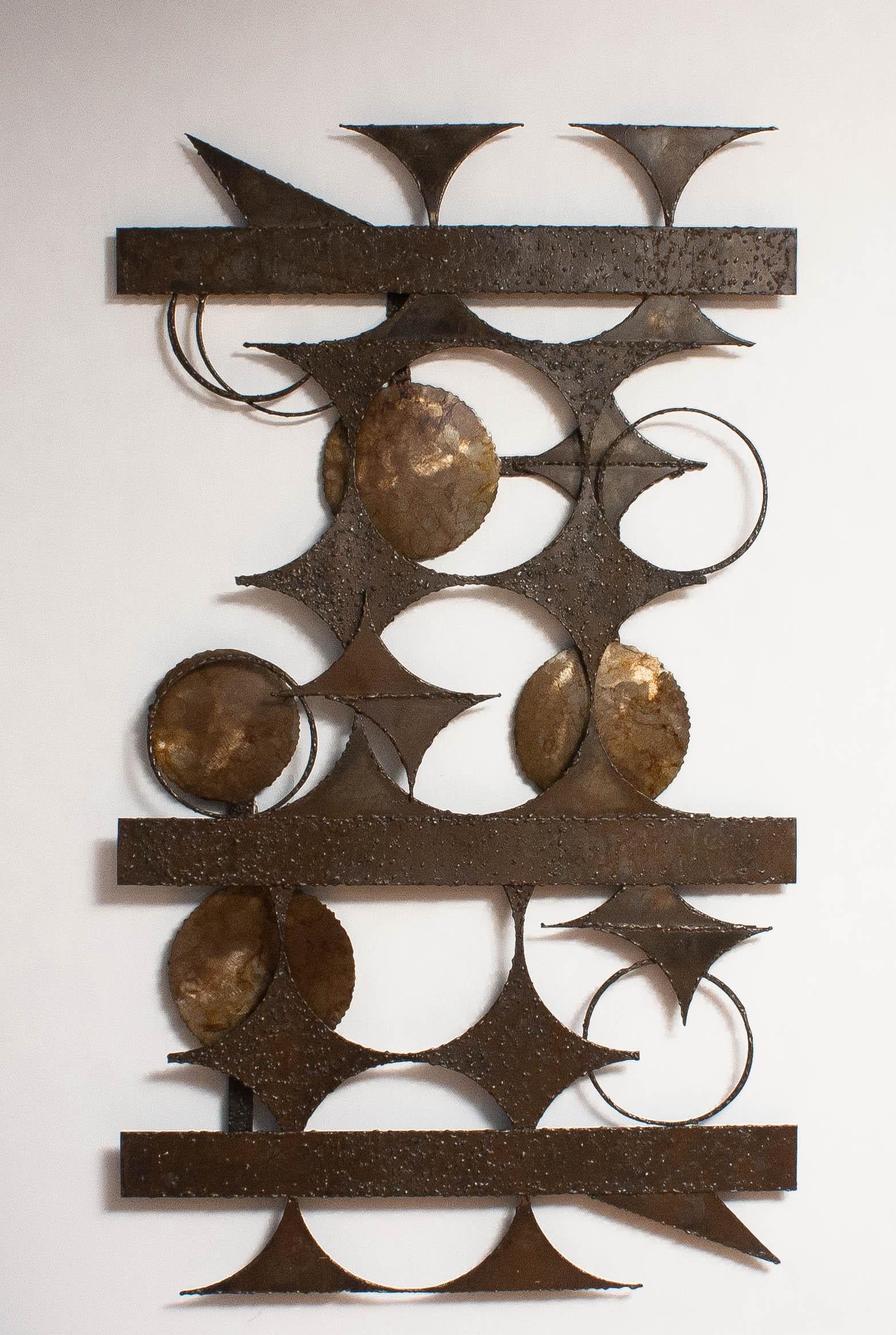 Large Brutalist wall sculpture made of mixed metals and techniques designed and made by Henrik Horst from Denmark in the 70's.
This sculpture can de horizontal as well as vertical.
Please note! Because Shipping Costs highly fluctuate daily, we