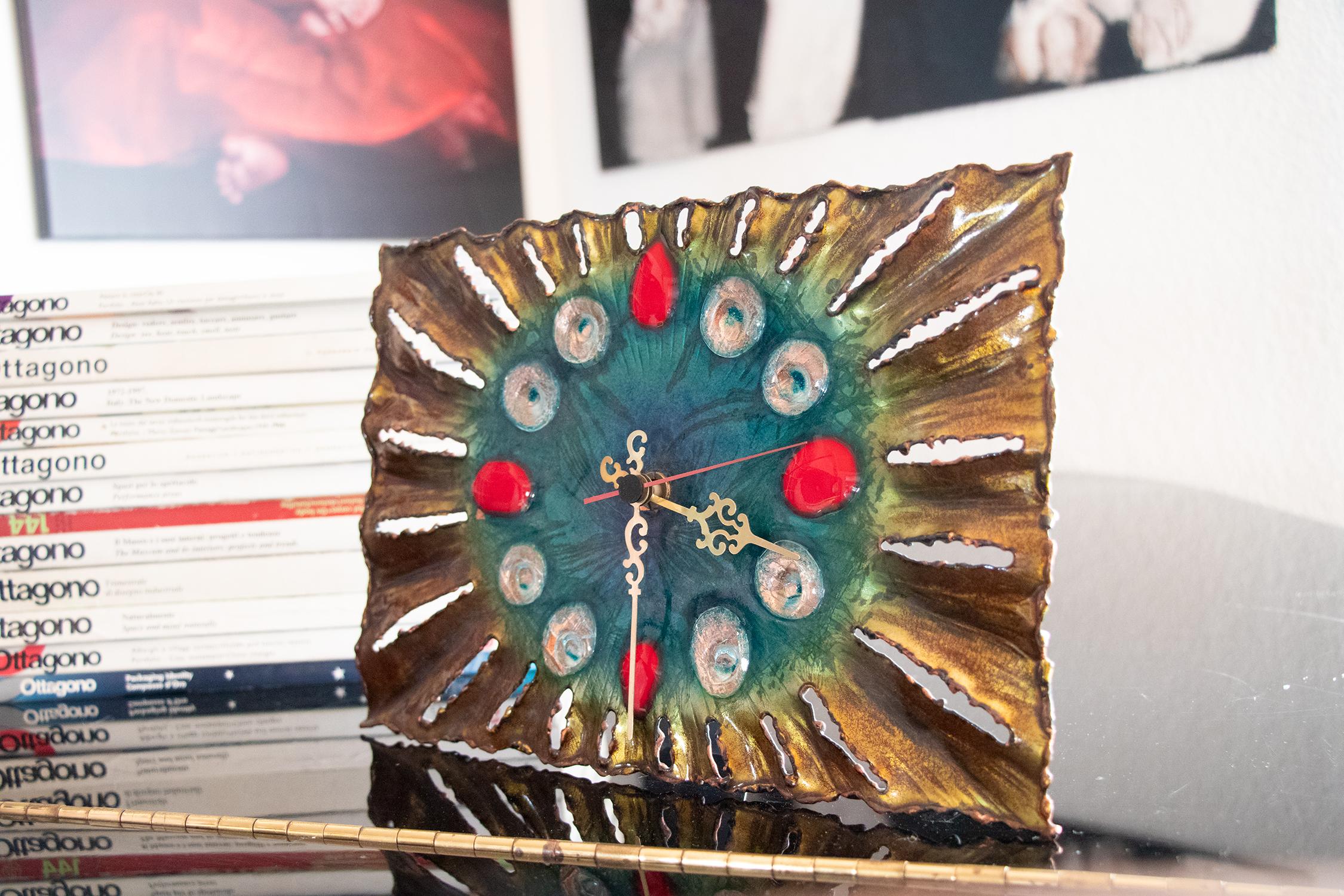 Emaillierte brutalistische Kupferuhr von Franco Bastianelli für Studio Cellini, Laurana Rame D'Arte in Pesaro, Italien 1960er Jahre. 
Handgefertigt auf einem Kupfersockel, im Feuer mit auffälligen Farben emailliert.
Die Uhr ist funktionstüchtig und