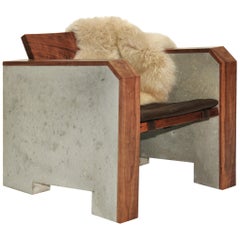 Fauteuil de salon brutaliste en noyer et béton avec jeté en peau de mouton et coussin en cuir